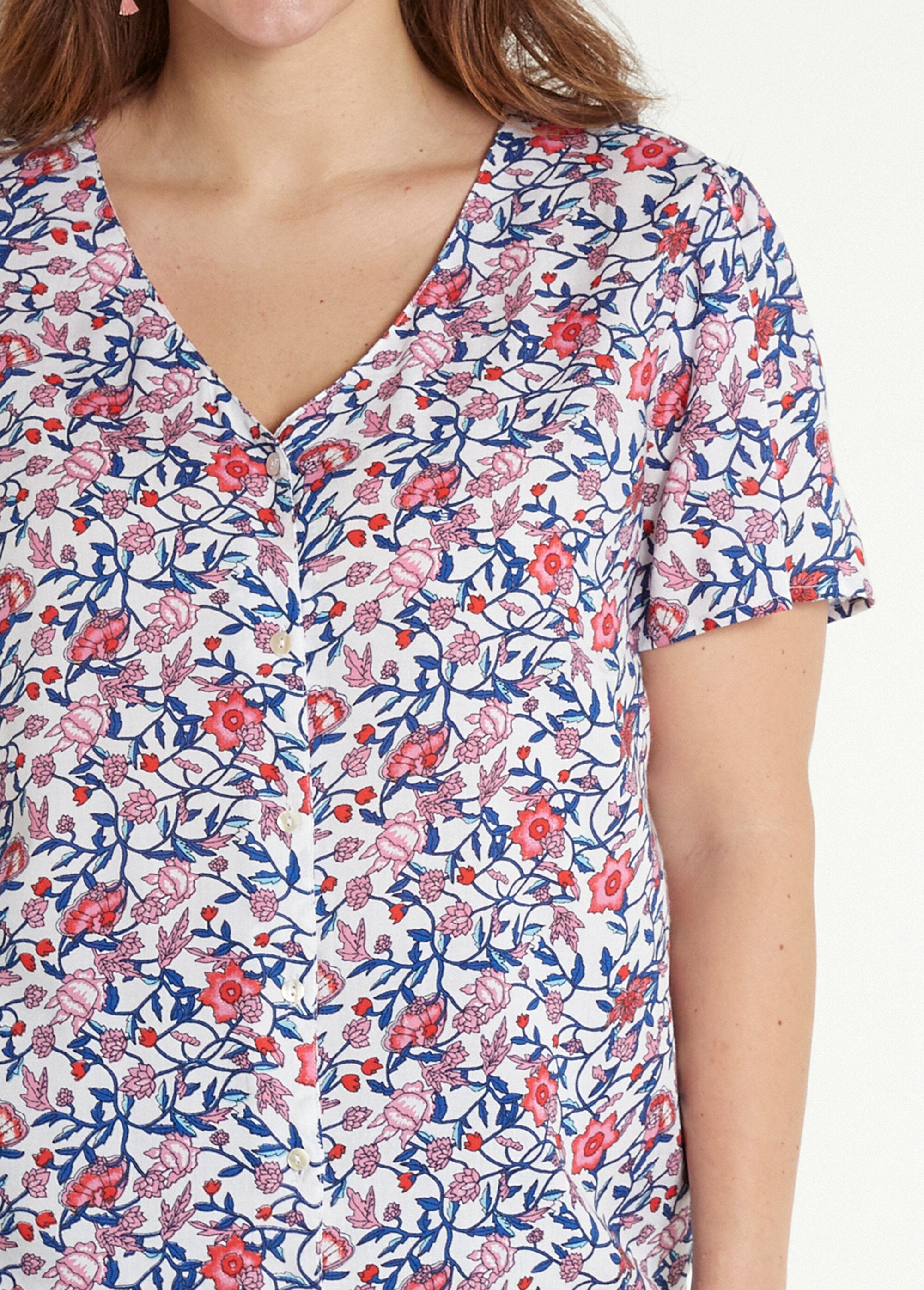 Chemisier_fleuri_col_V_manches_courtes_Bleu_et_rose_DE1_curvy