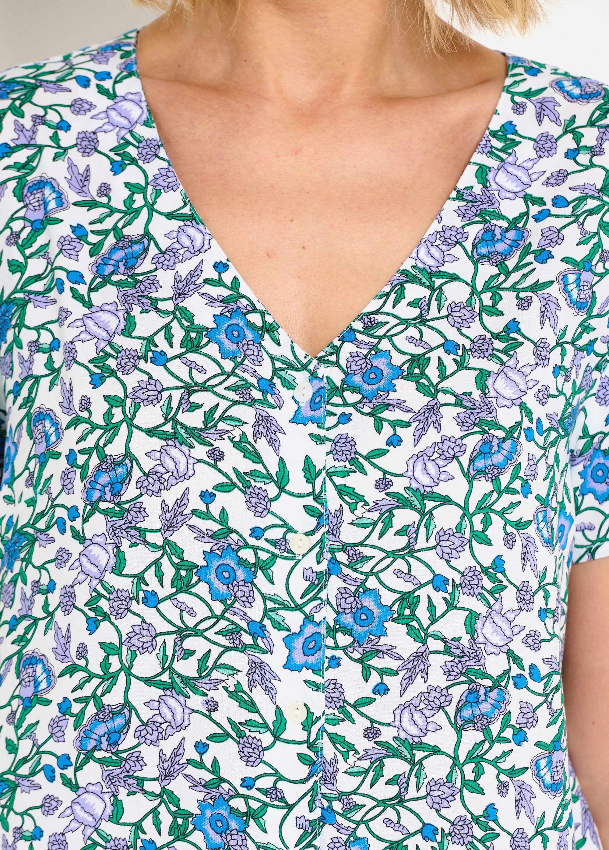 Blusa_floral_de_manga_curta_com_decote_em_V_Imp_vert_DE1_slim