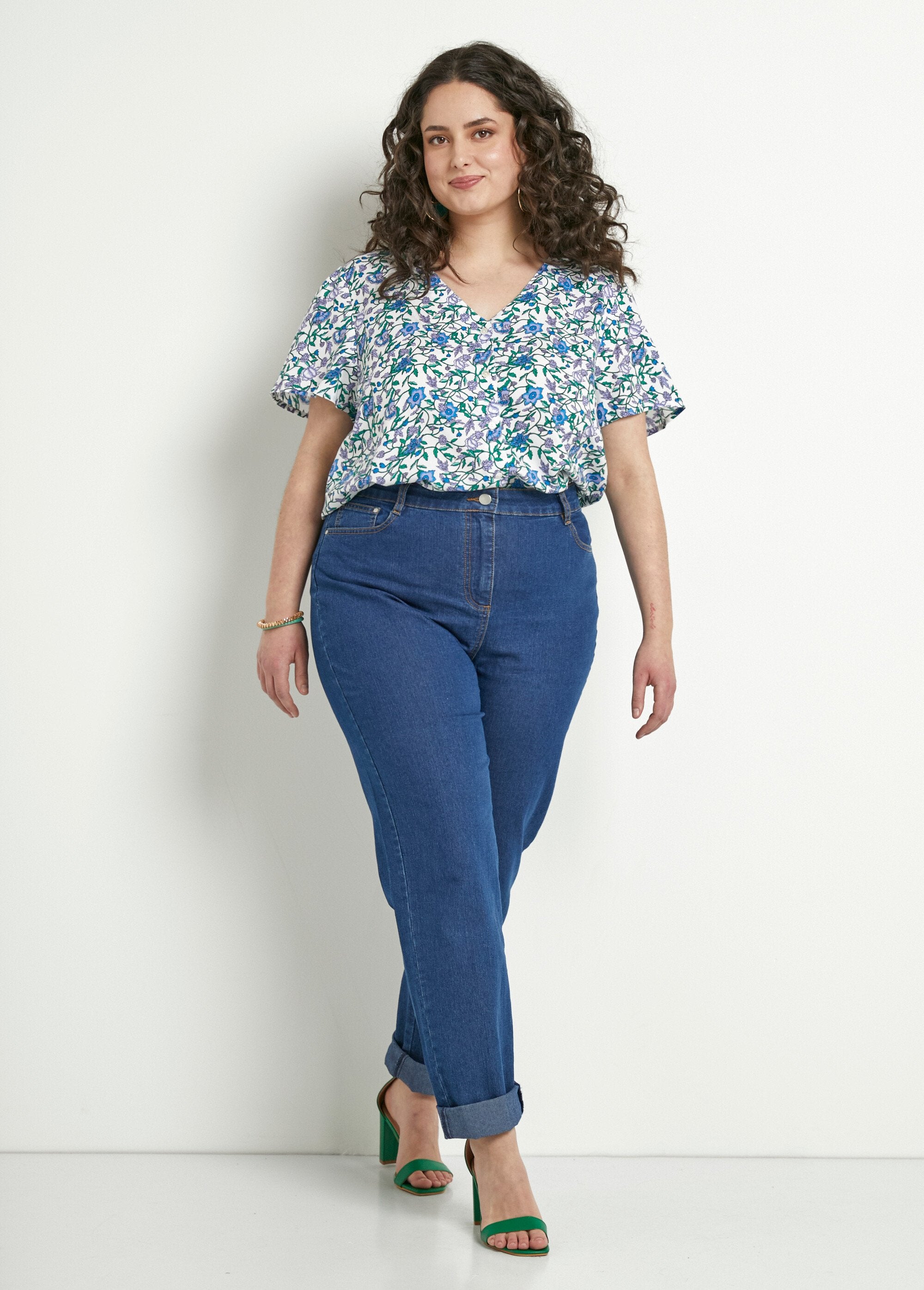 Blusa_floral_de_manga_curta_com_decote_em_V_Imp_vert_SF1_curvy
