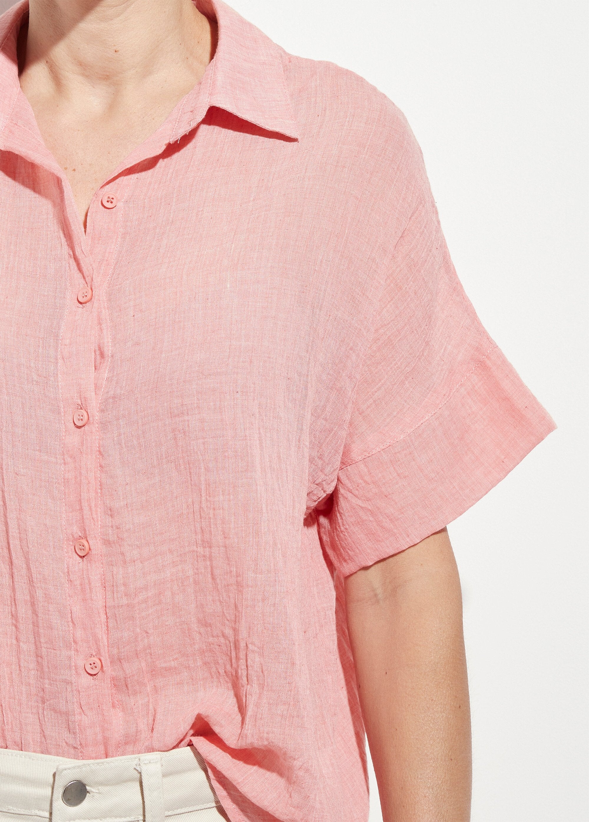 Blusa_de_voile_amassada_de_manga_curta_Coral_DE1_slim