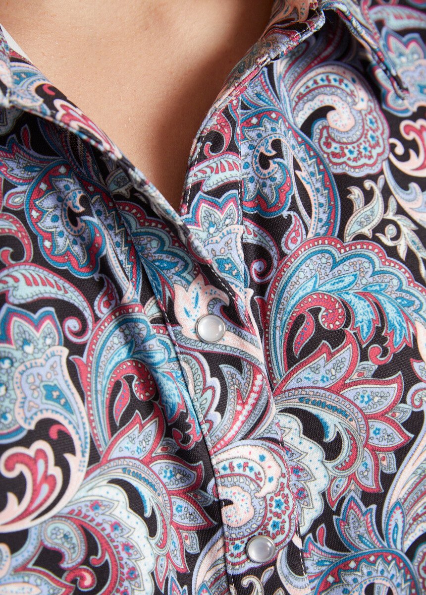 Blusa_longa_estampa_paisley_com_botões_de_pressão_Fundo_preto_DE2_slim