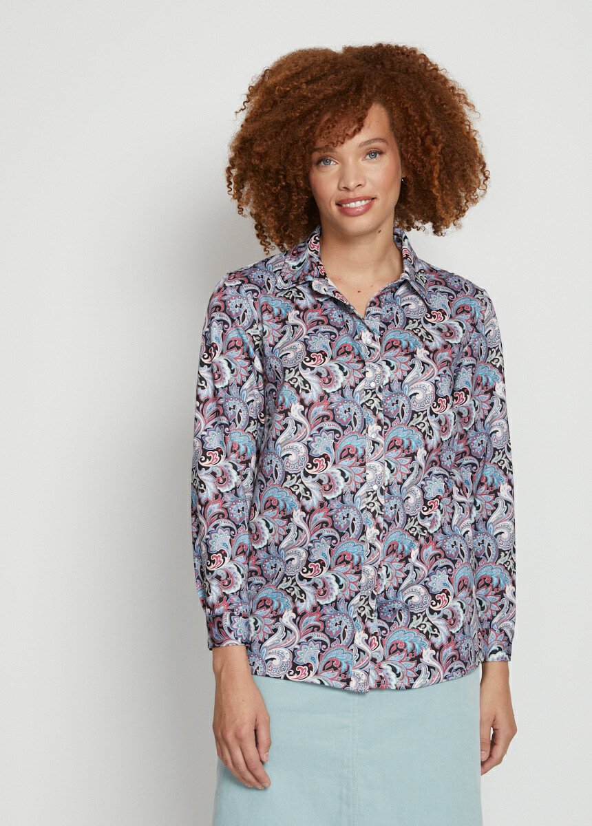 Blusa_longa_estampa_paisley_com_botões_de_pressão_Fundo_preto_FA1_slim