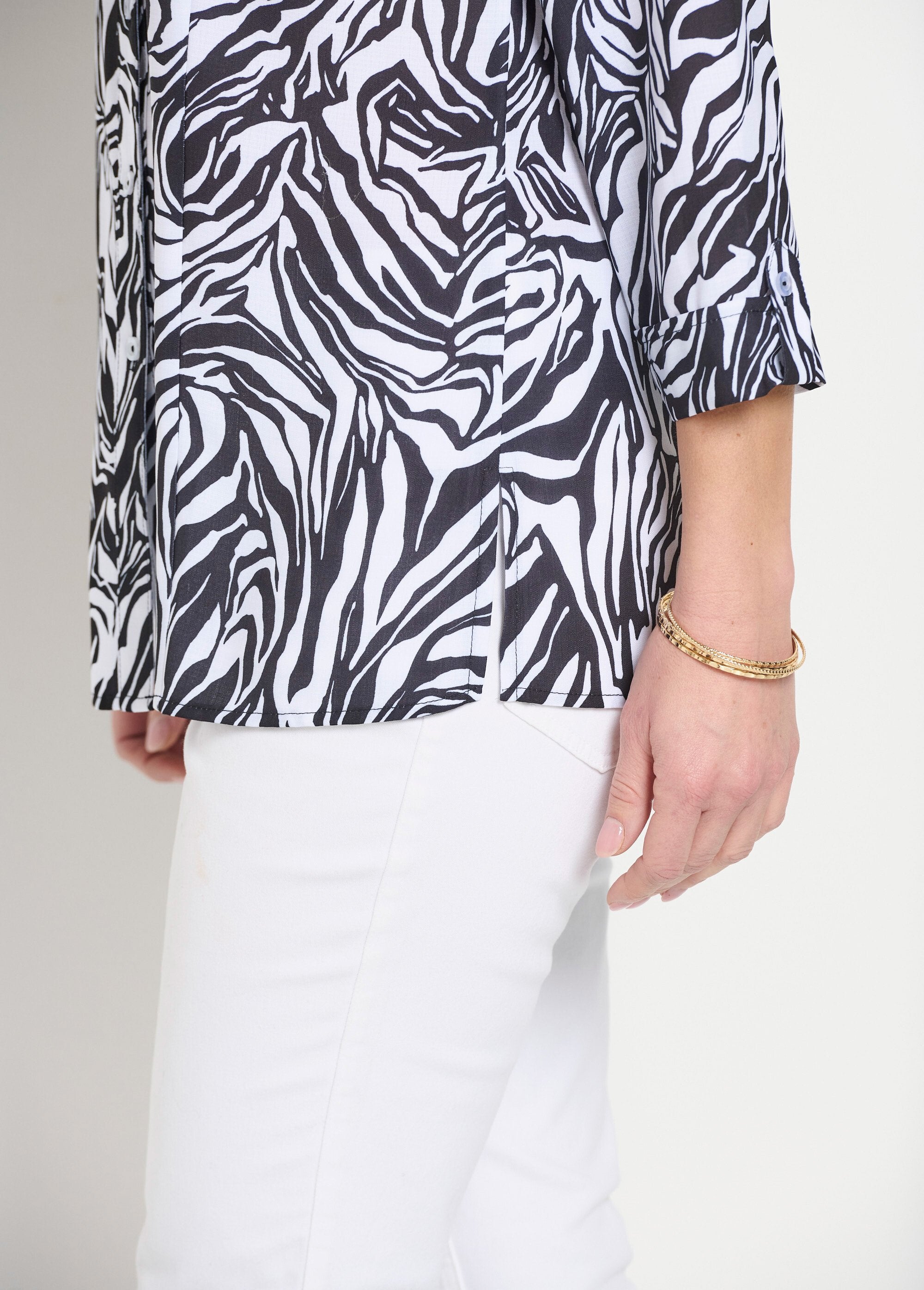 Blusa_longa_abotoada_com_manga_3/4_em_pele_animal_Noir_et_blanc_DE2_slim