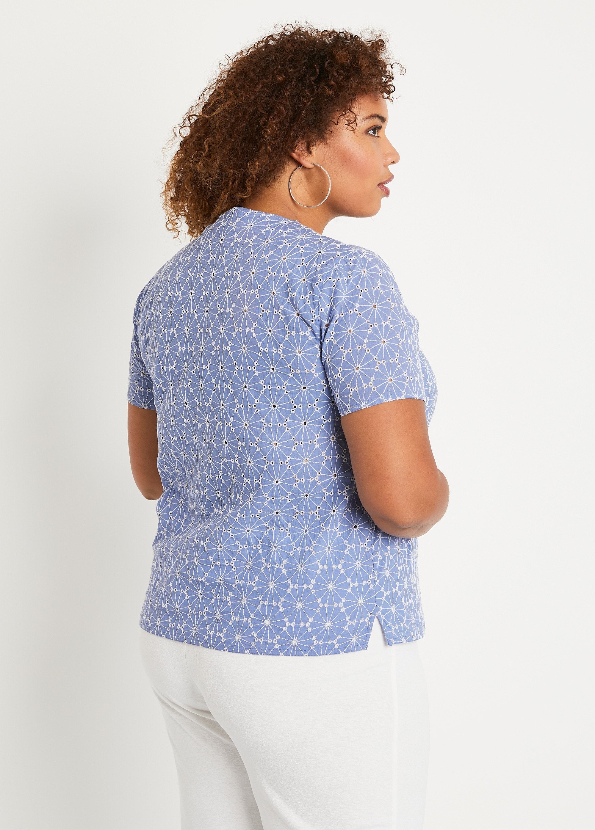 Blusa_longa_bordada_com_decote_em_V_Azul_e_branco_DO1_curvy