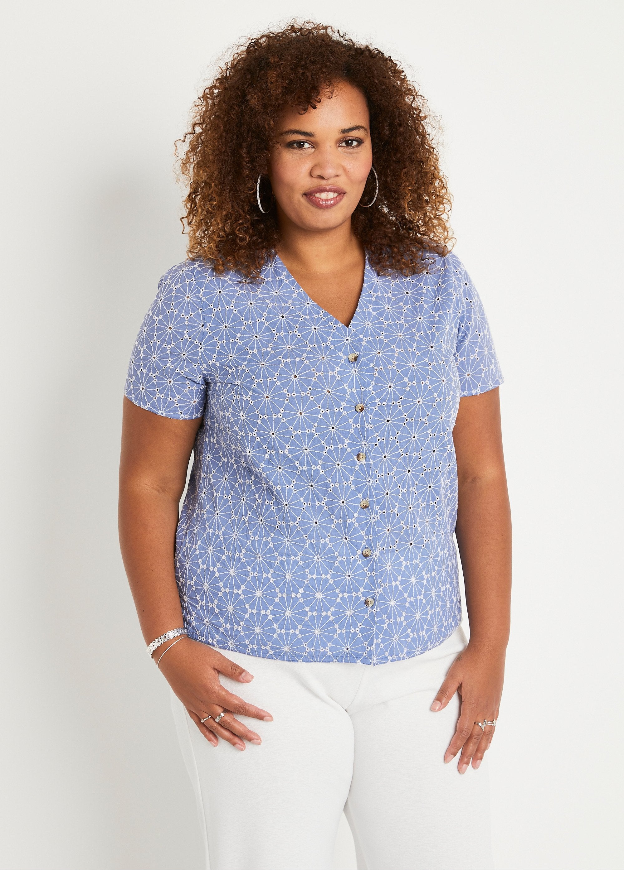 Blusa_longa_bordada_com_decote_em_V_Azul_e_branco_FA1_curvy