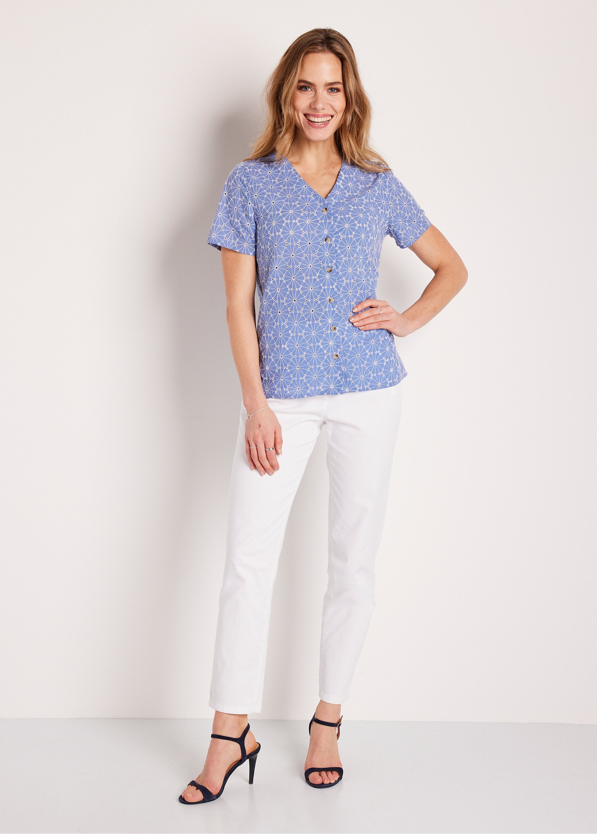 Blusa_longa_bordada_com_decote_em_V_Azul_e_branco_SF1_slim