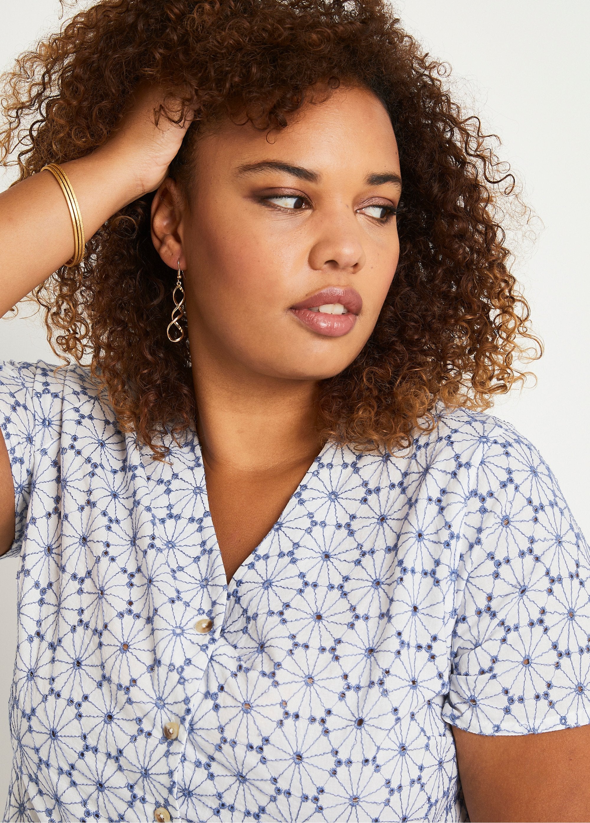 Blusa_longa_bordada_com_decote_em_V_Branco_e_azul_DE2_curvy