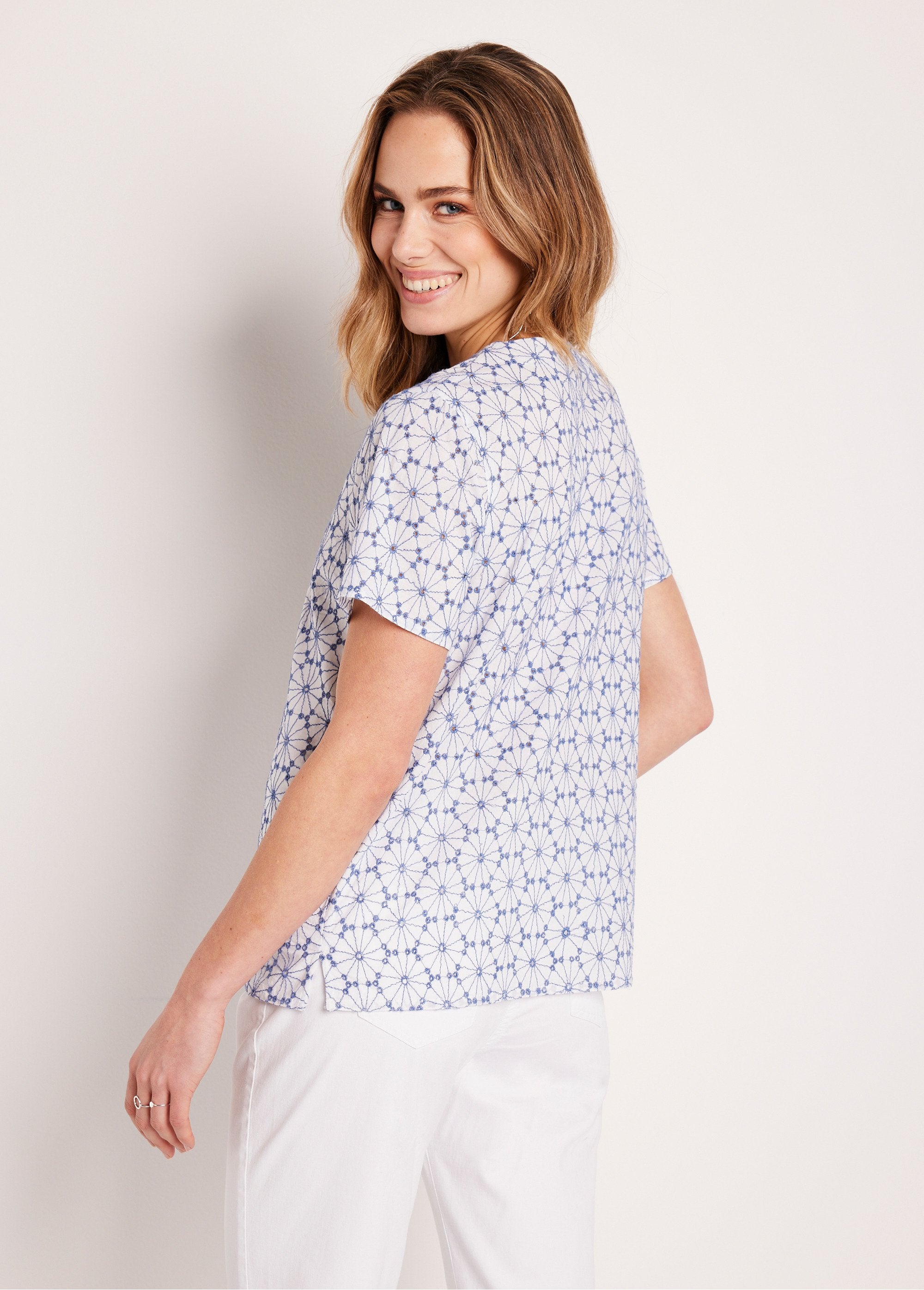 Blusa_longa_bordada_com_decote_em_V_Branco_e_azul_DO1_slim