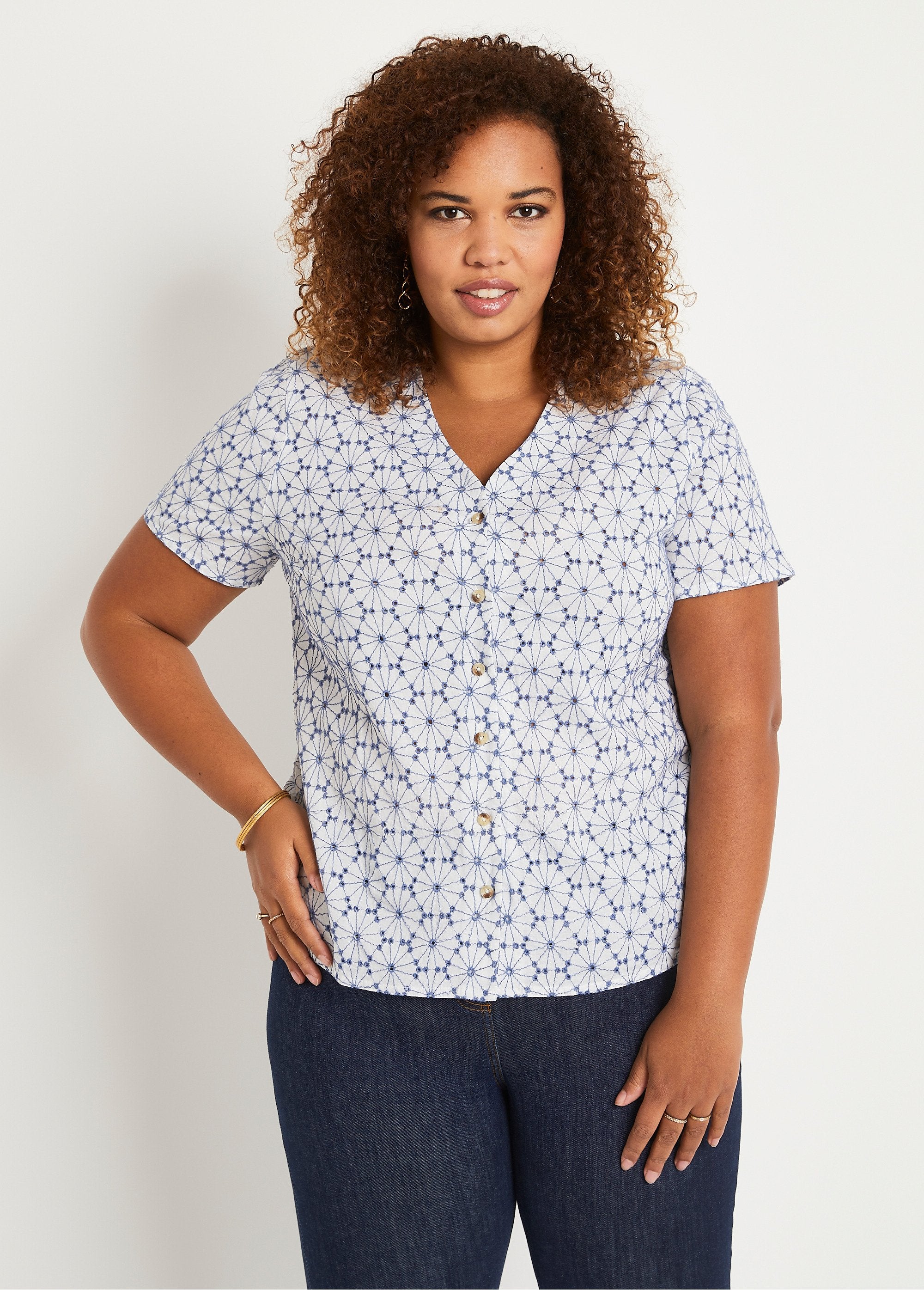 Blusa_longa_bordada_com_decote_em_V_Branco_e_azul_FA2_curvy