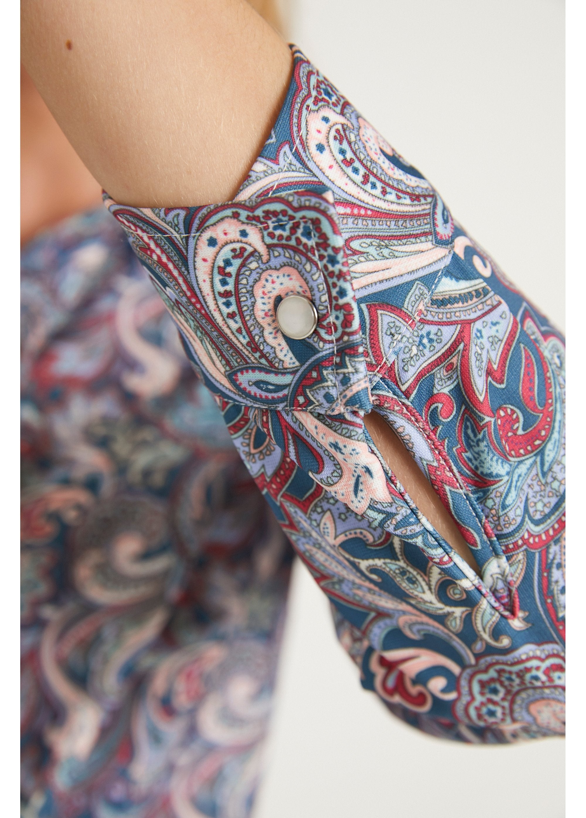 Blusa_longa_estampa_paisley_com_botões_de_pressão_Fundo_esmeralda_DE2_slim