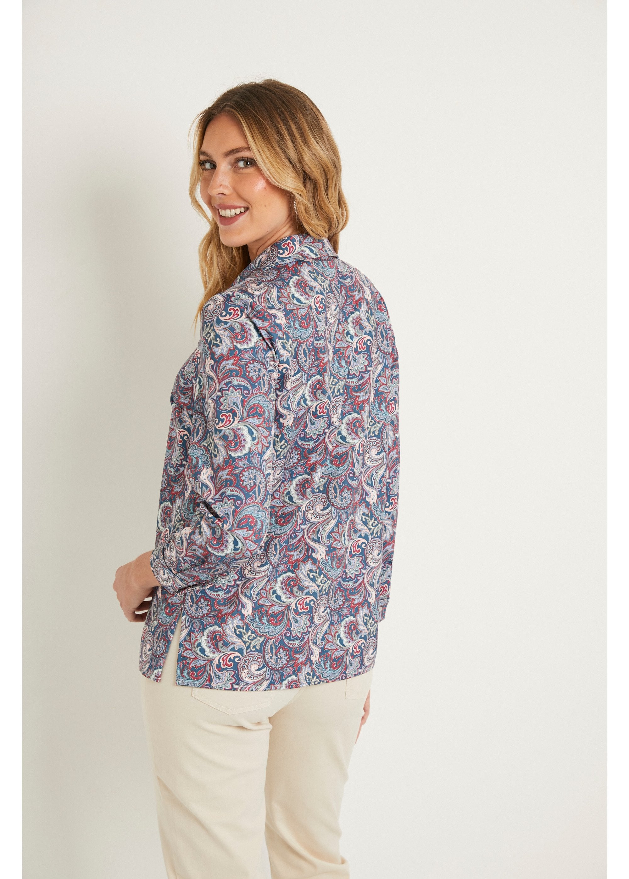 Blusa_longa_estampa_paisley_com_botões_de_pressão_Fundo_esmeralda_DO1_slim