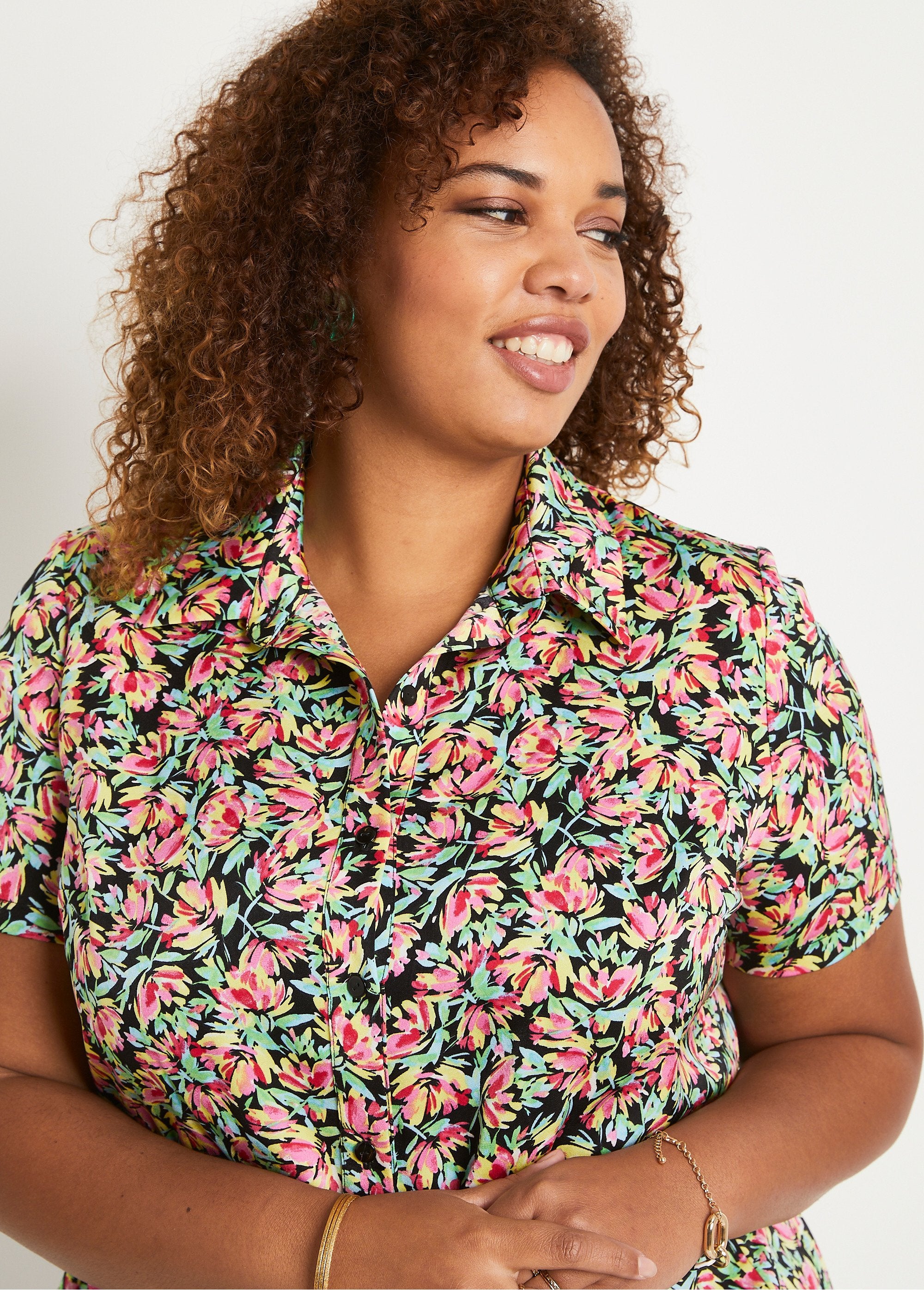 Blusa_manga_curta_em_cetim_floral_Verde_e_rosa_DE1_curvy