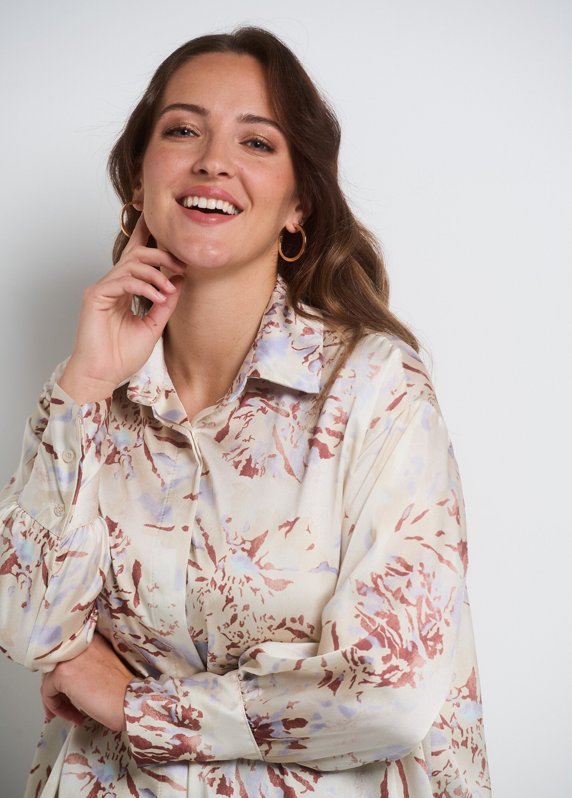 Blusa_de_cetim_aquarela_com_mangas_compridas_Beige_DE1_curvy