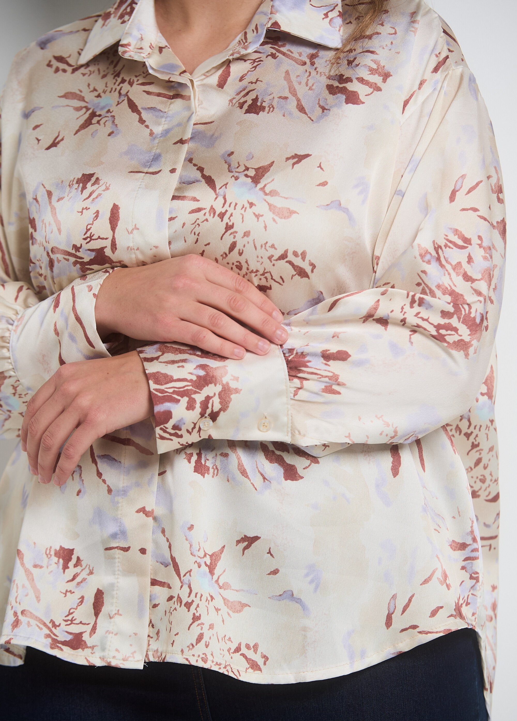 Blusa_de_cetim_aquarela_com_mangas_compridas_Beige_DE2_curvy