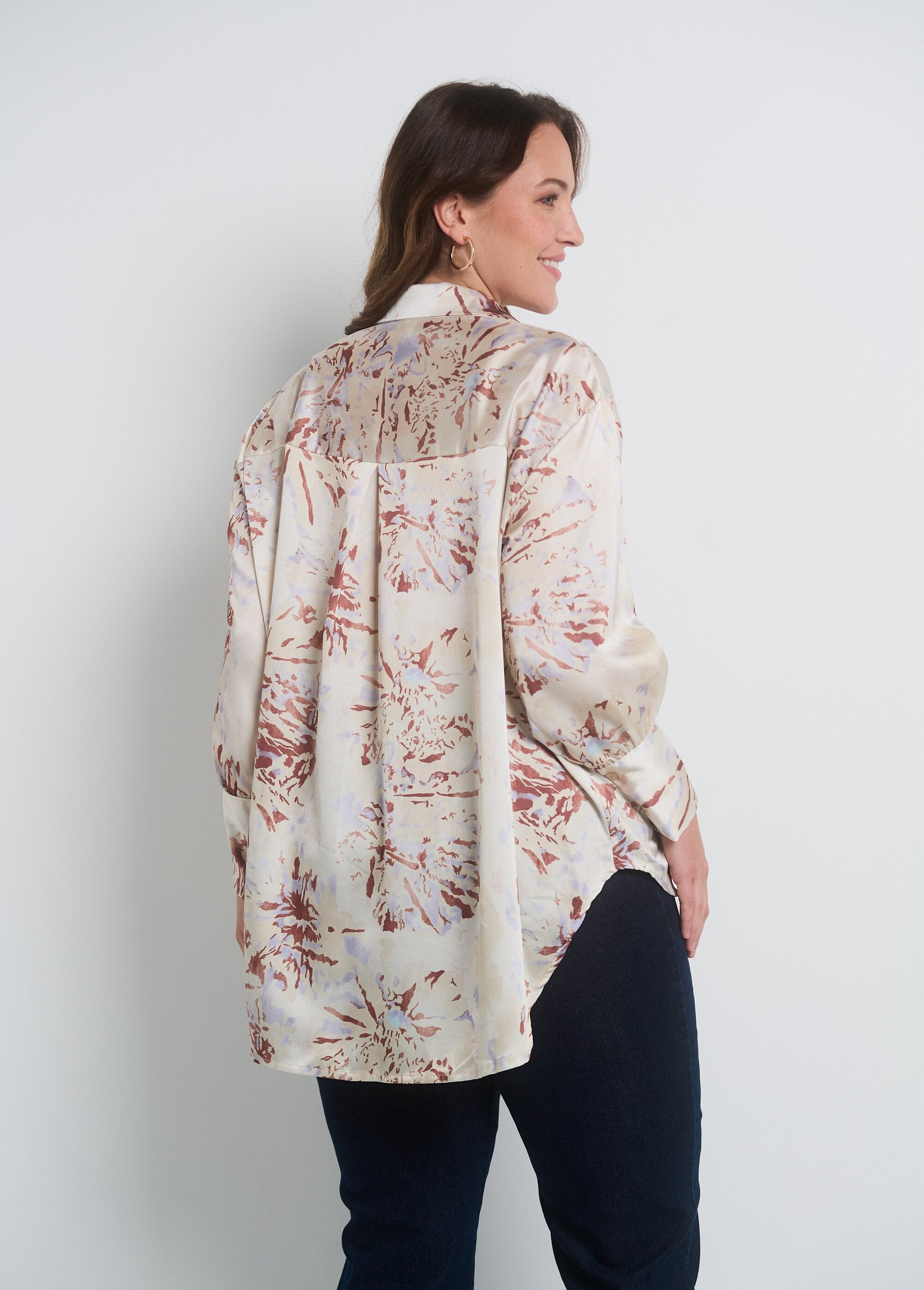 Blusa_de_cetim_aquarela_com_mangas_compridas_Beige_DO1_curvy