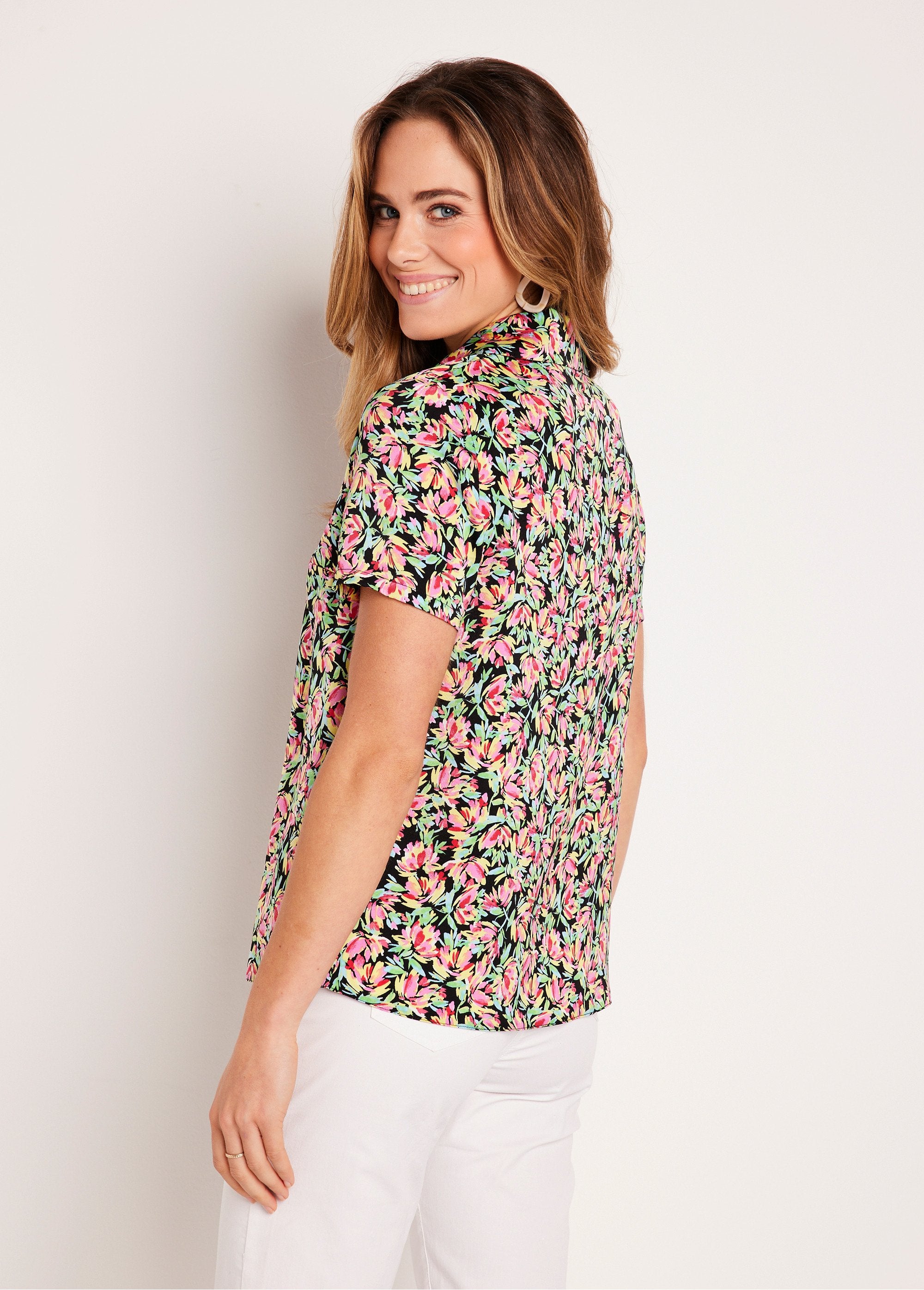 Blusa_manga_curta_em_cetim_floral_Verde_e_rosa_DO1_slim