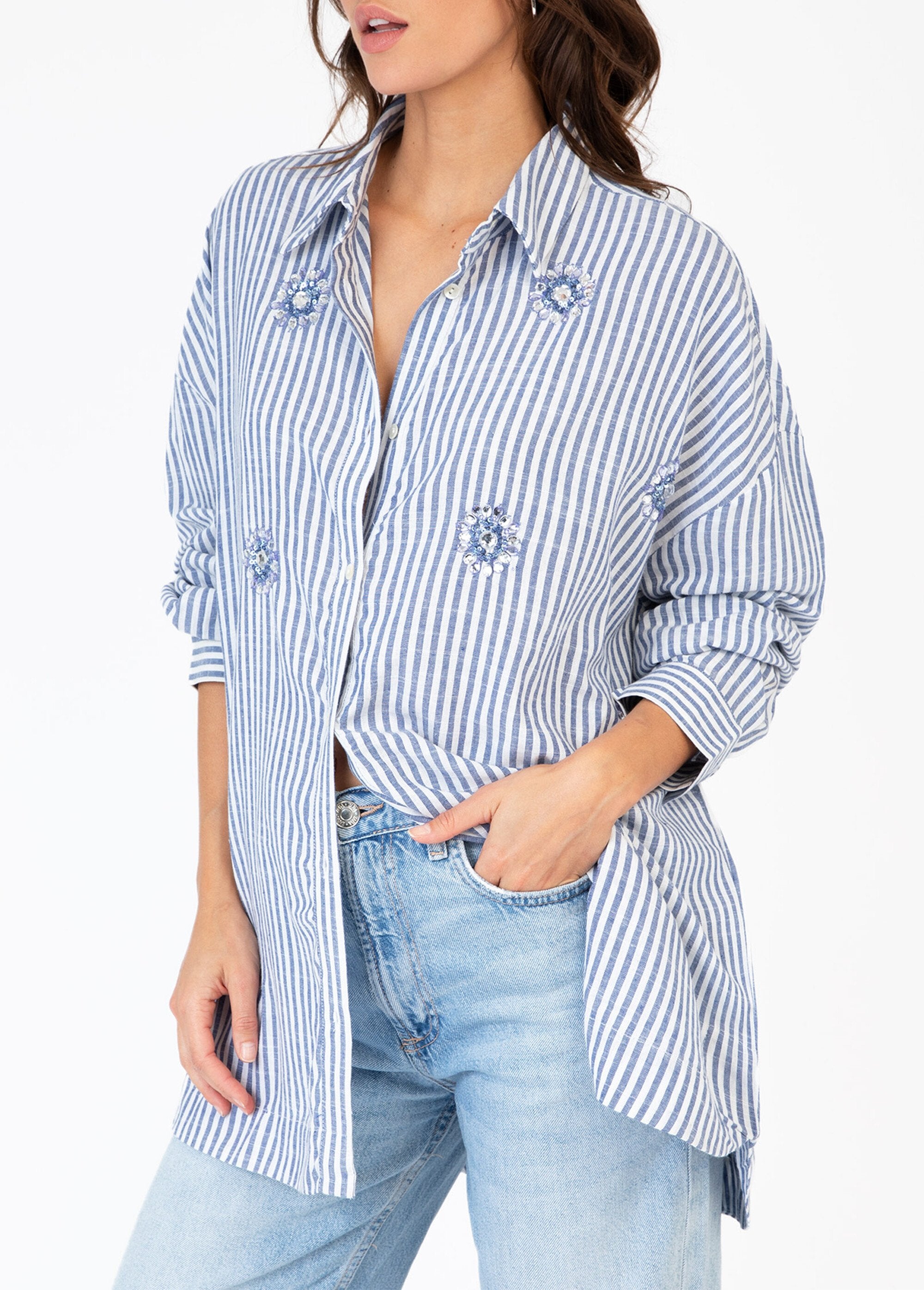 Camisa_listrada_de_algodão_com_detalhes_de_joias_Listrado_azul_GA1_slim