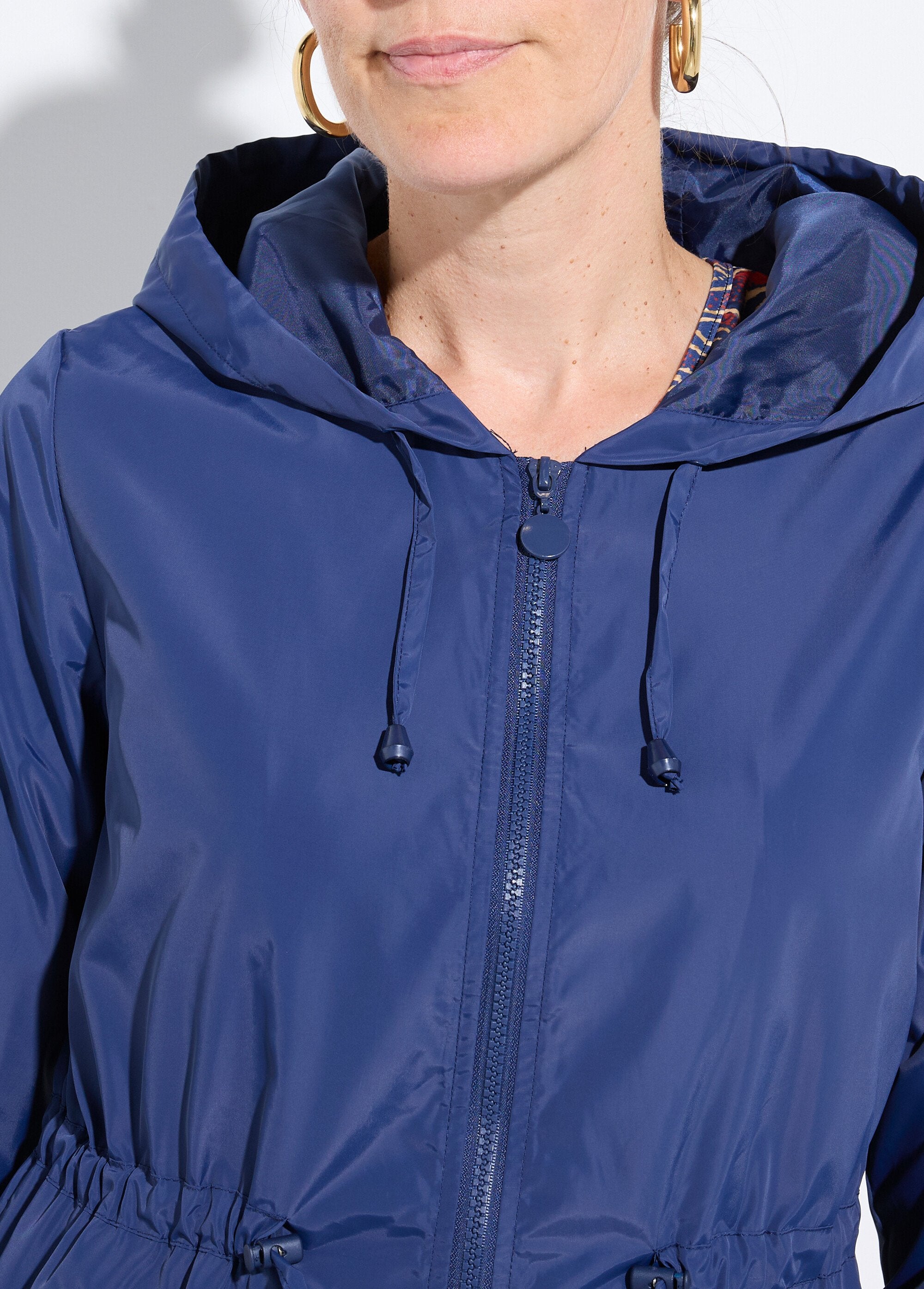 Coupe-vent_capuche_et_taille_resserrée_Marine_DE2_slim