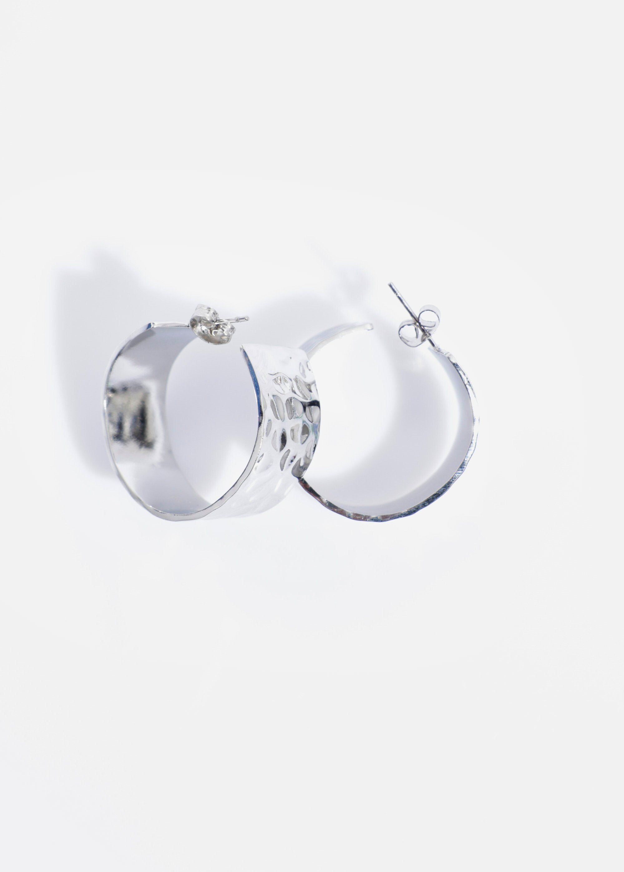 Brincos_grandes_de_argola_de_aço_inoxidável_martelado_Argente_DE1_slim