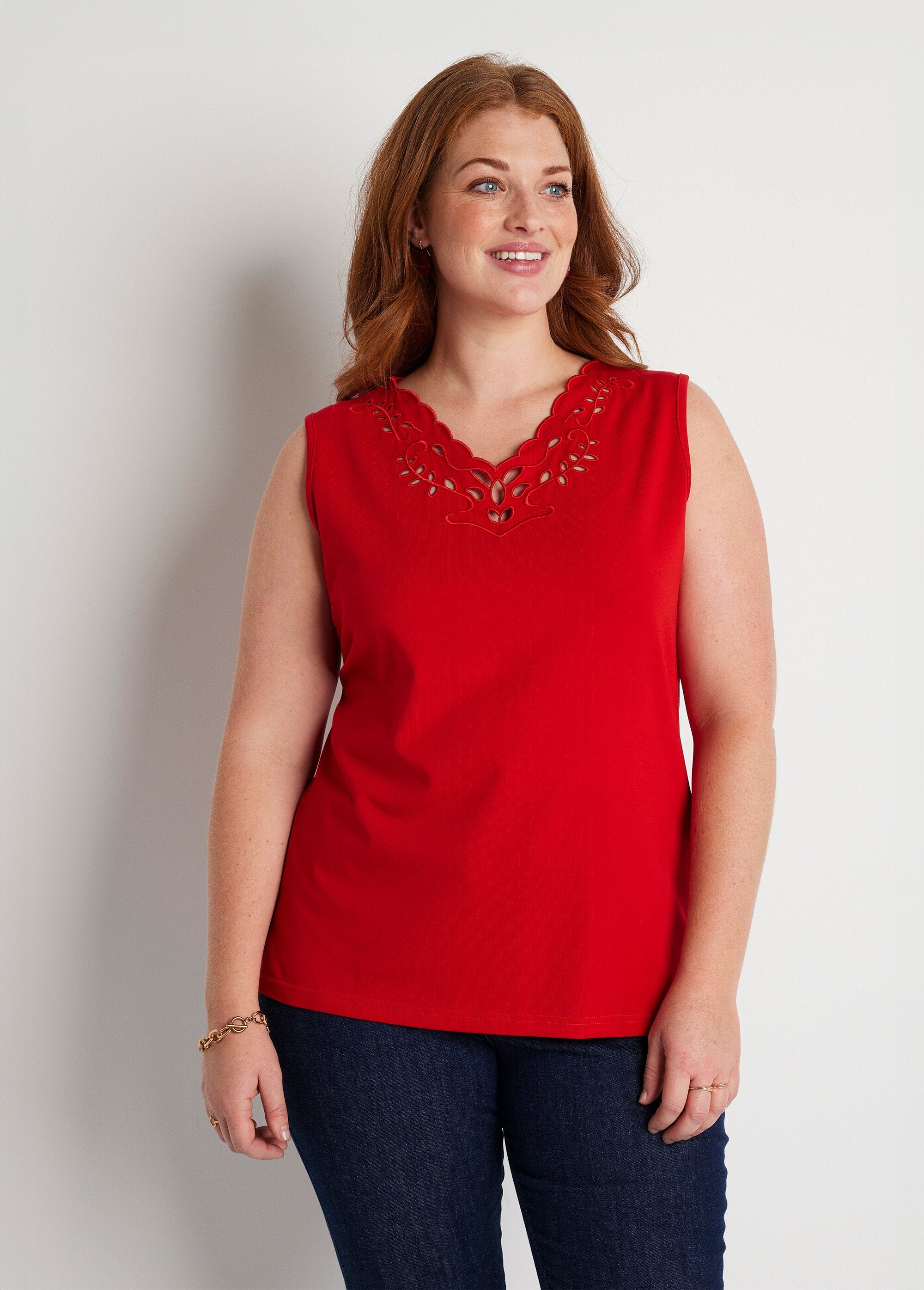 Regata_bordada_com_decote_em_V_VERMELHO_FA1_curvy
