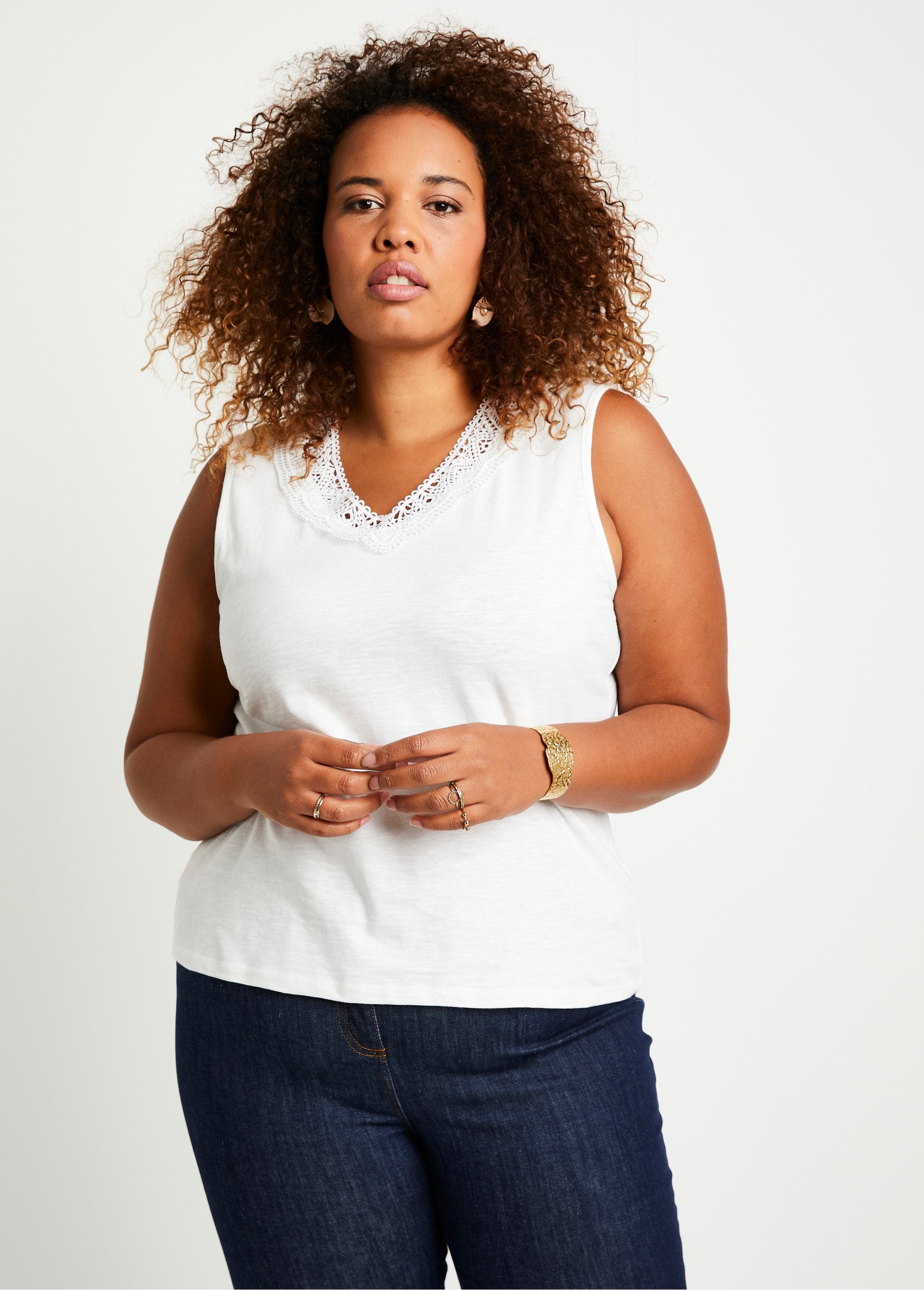 T-shirt_de_algodão_e_macramé_BRANCO_FA1_curvy