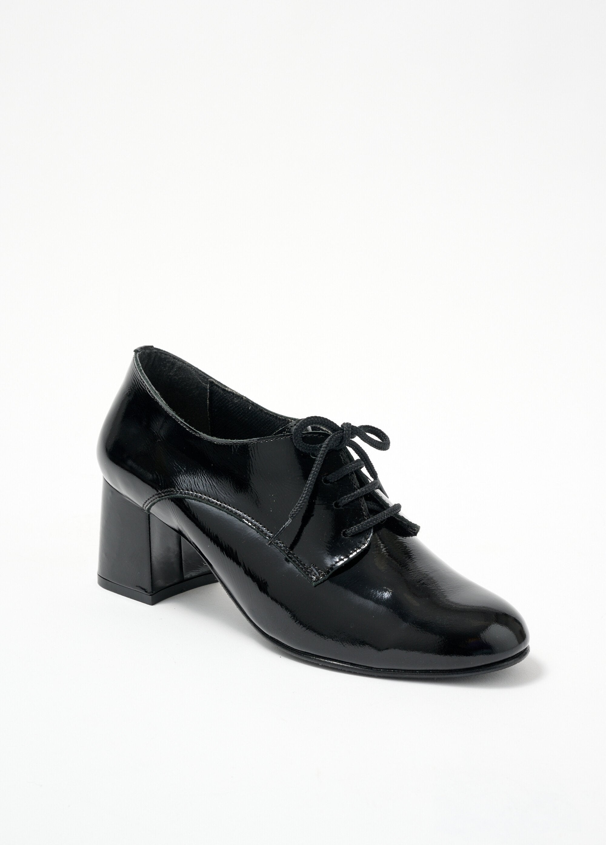 Derbies_com_atacadores_em_pele_envernizada_e_saltos_largos_e_confortáveis_Vernis_noir_FA1_slim