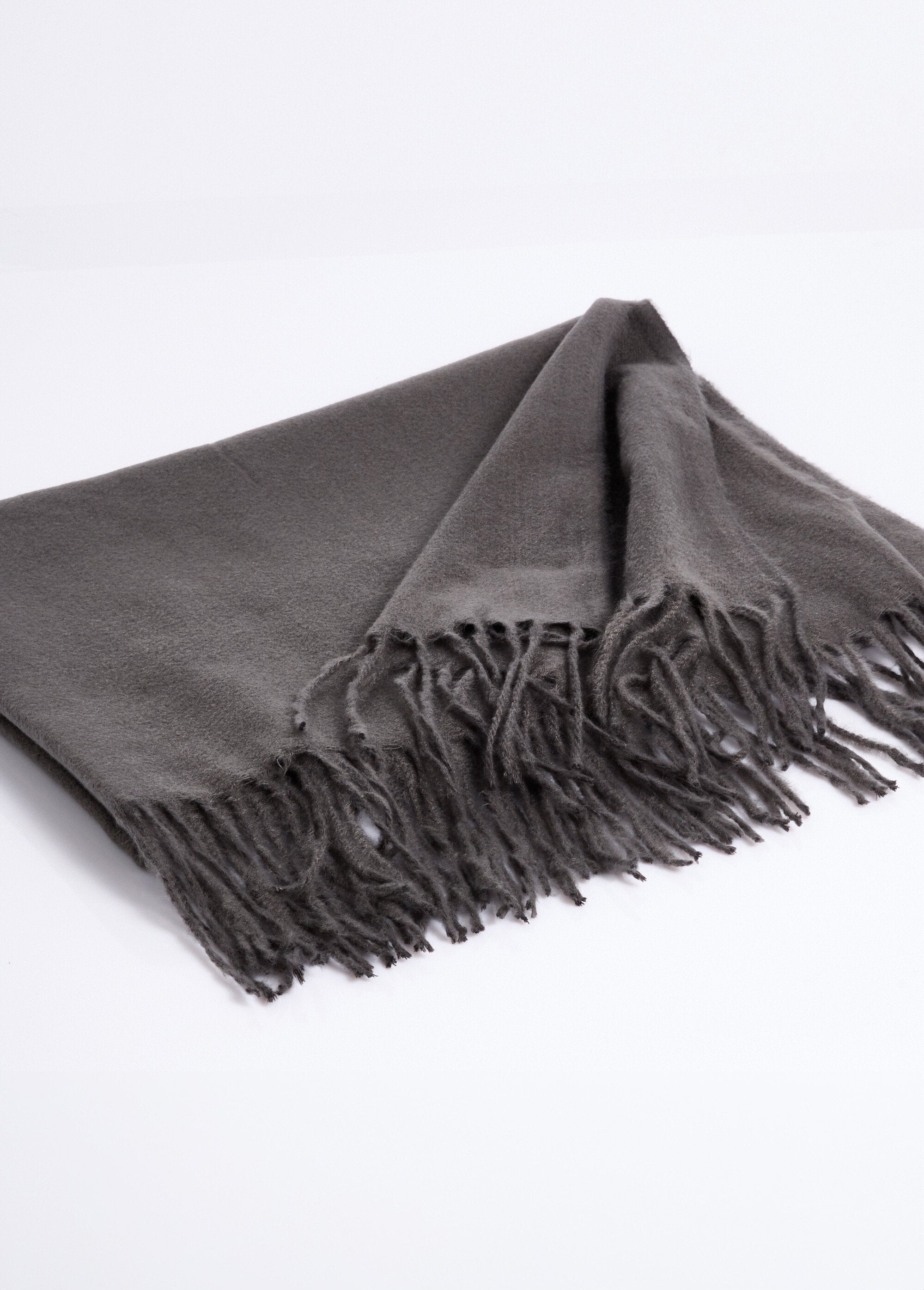 Echarpe_à_franges_douce_et_chaude_Gris_fonce_DE1_slim