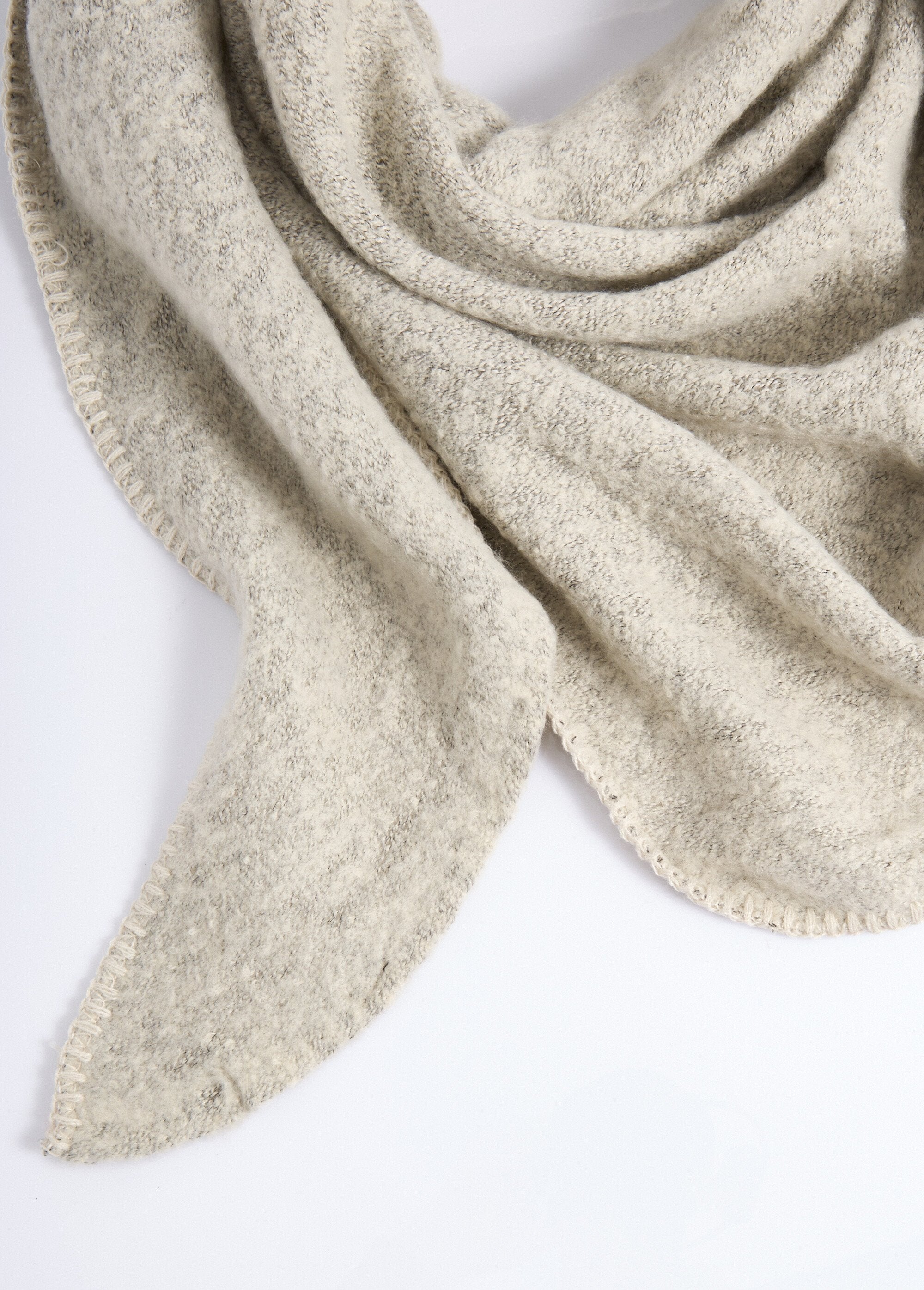 Echarpe_triangle_maille_douce_et_chaude_Beige_chine_DE1_slim
