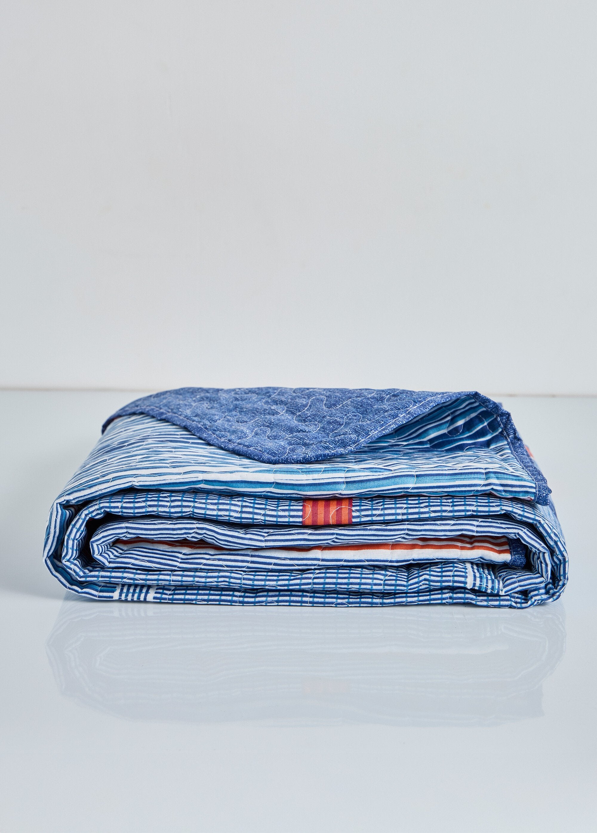 Ensemble_couvre-lit_220x200cm_+_2_taies_50x70cm_Raye_marine_et_bordeaux_FA1_slim