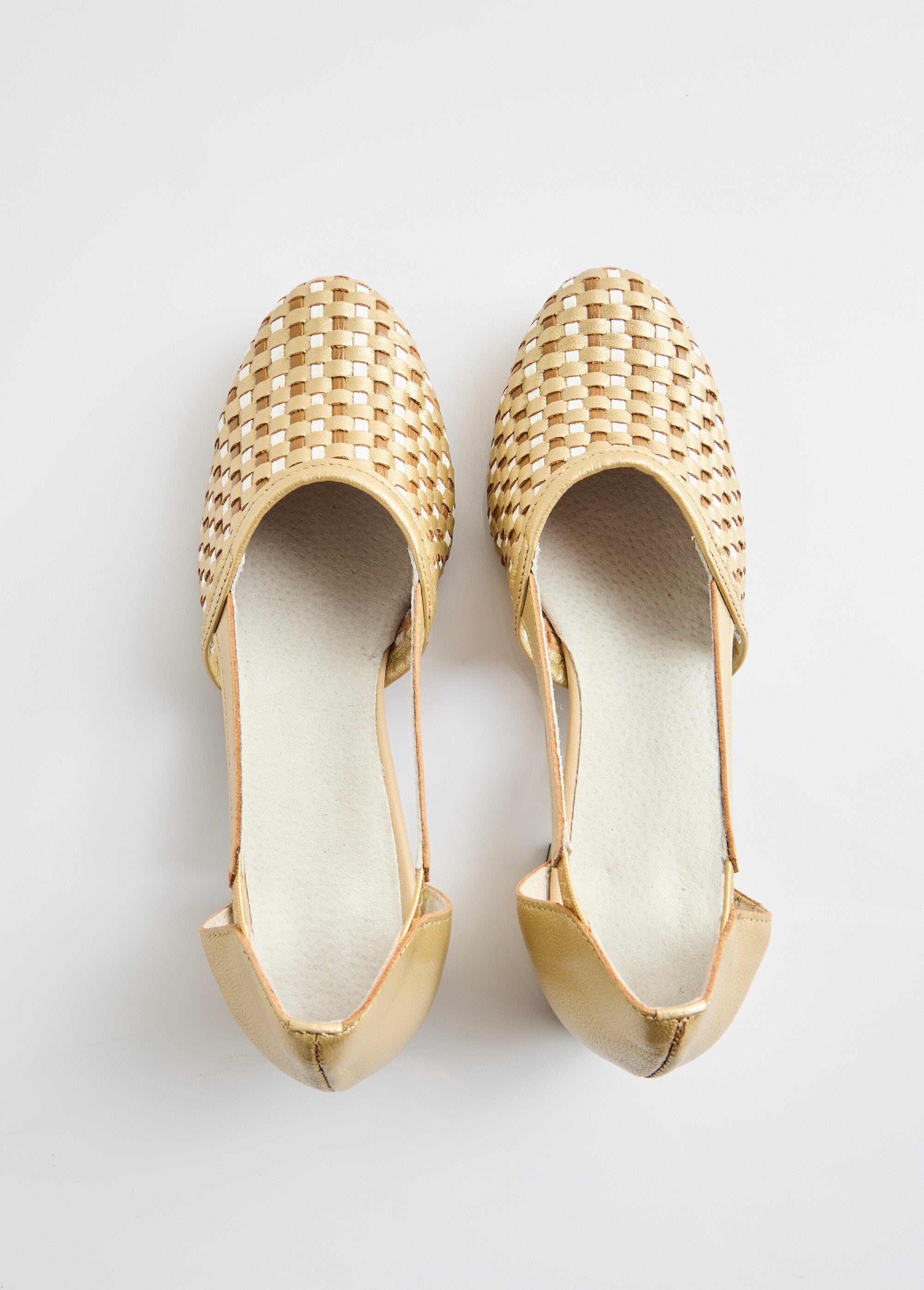 Bombas_de_salto_de_couro_Bege_e_branco_OV1_slim