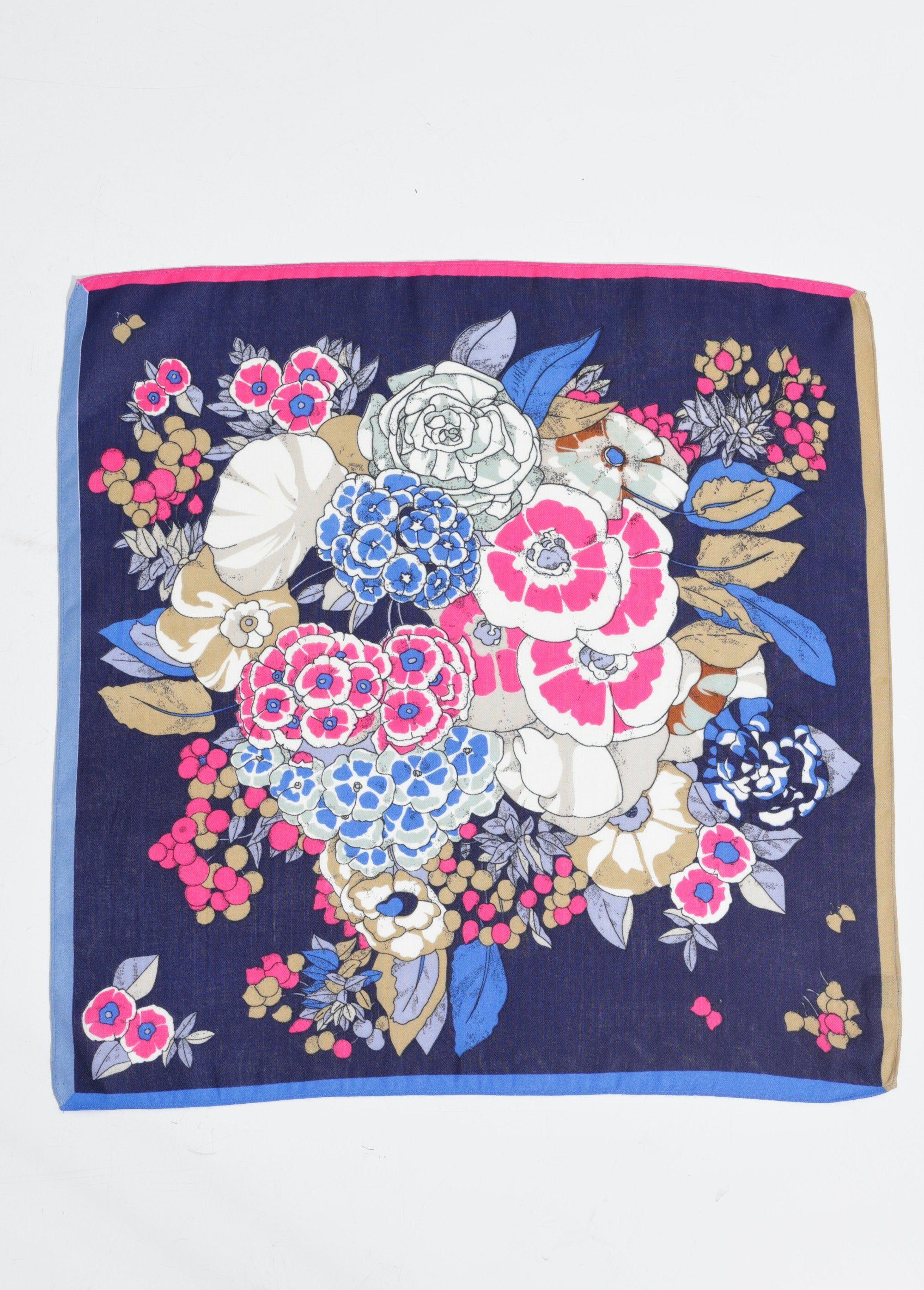 Foulard_carré_thème_floral_camélias_Marine_et_rose_DE1_slim
