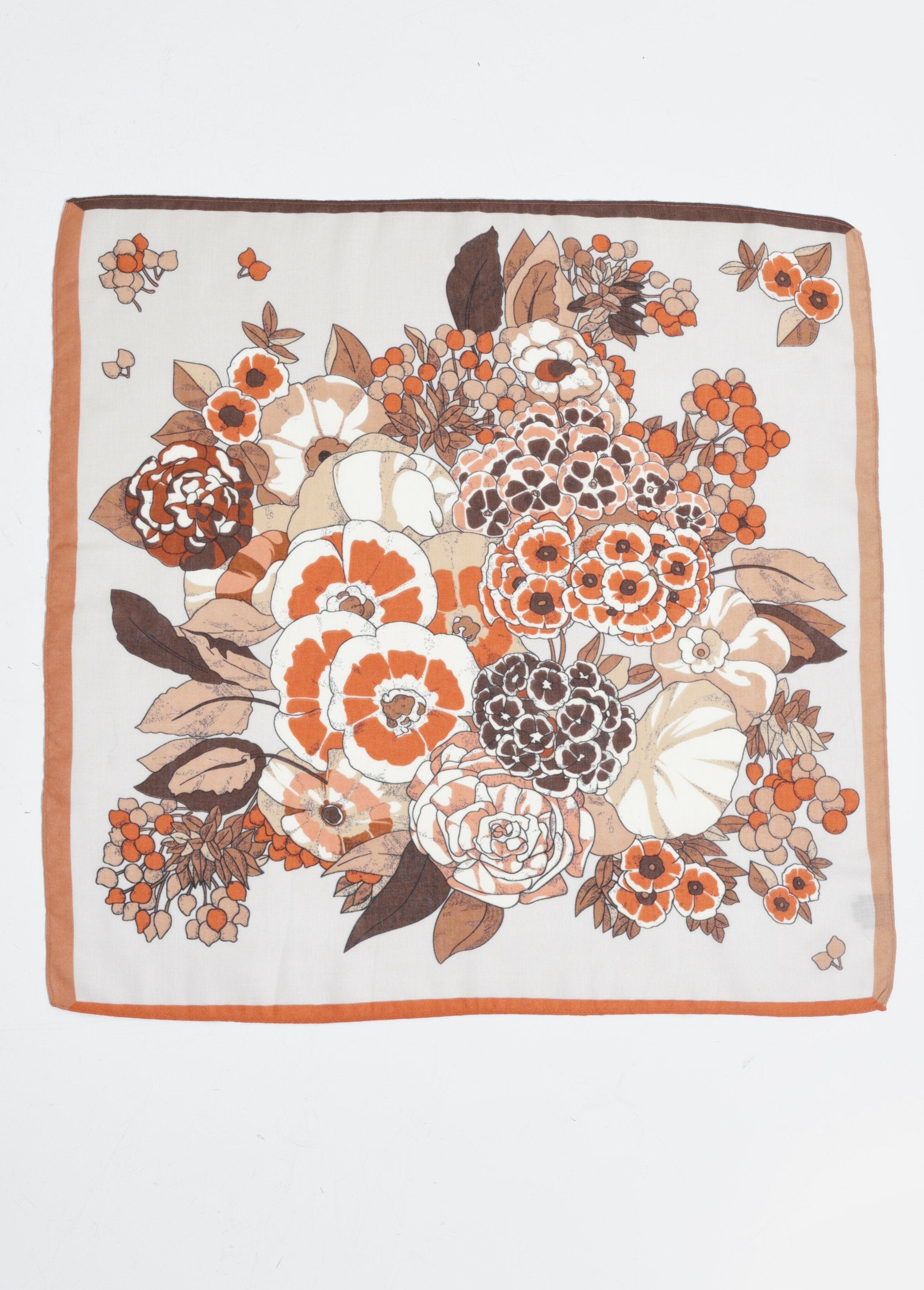 Foulard_carré_thème_floral_camélias_Ecru_et_brique_DE1_slim