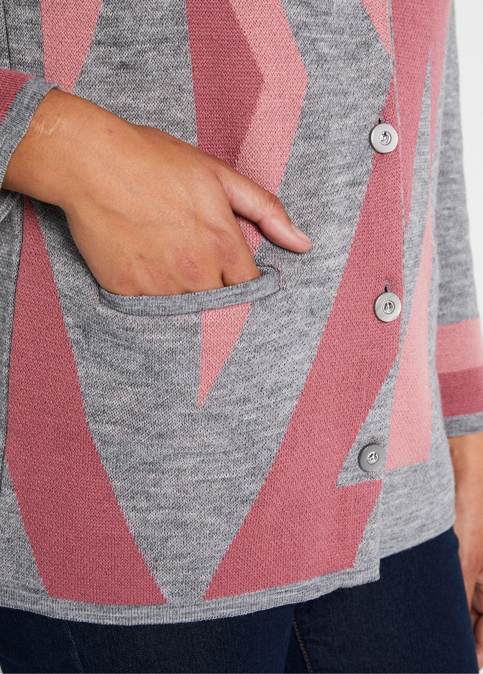 Cardigan_de_lã_com_botões_e_jacquard_de_comprimento_médio_Cinza_e_rosa_DE2_slim