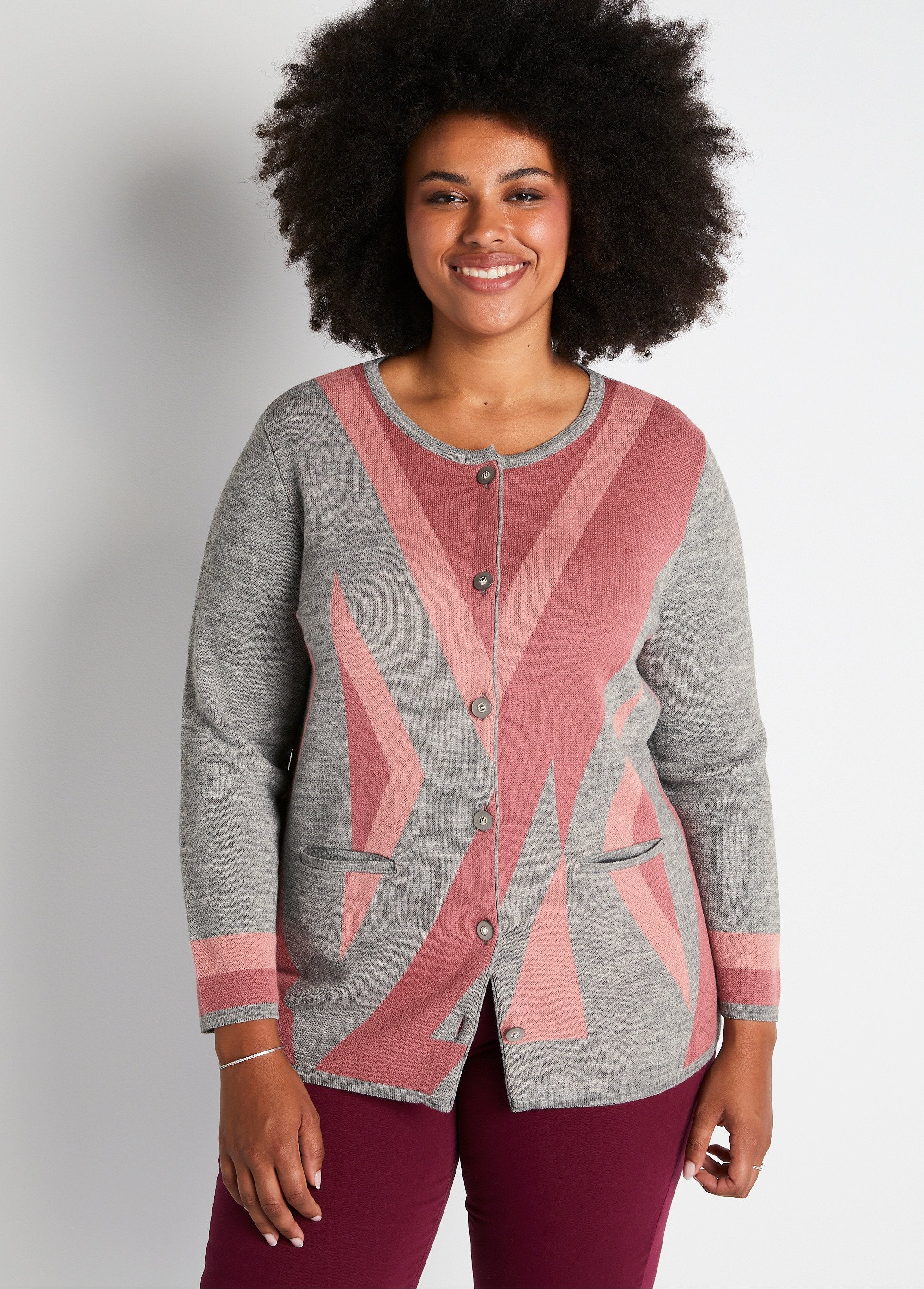 Cardigan_de_lã_com_botões_e_jacquard_de_comprimento_médio_Cinza_e_rosa_FA1_curvy