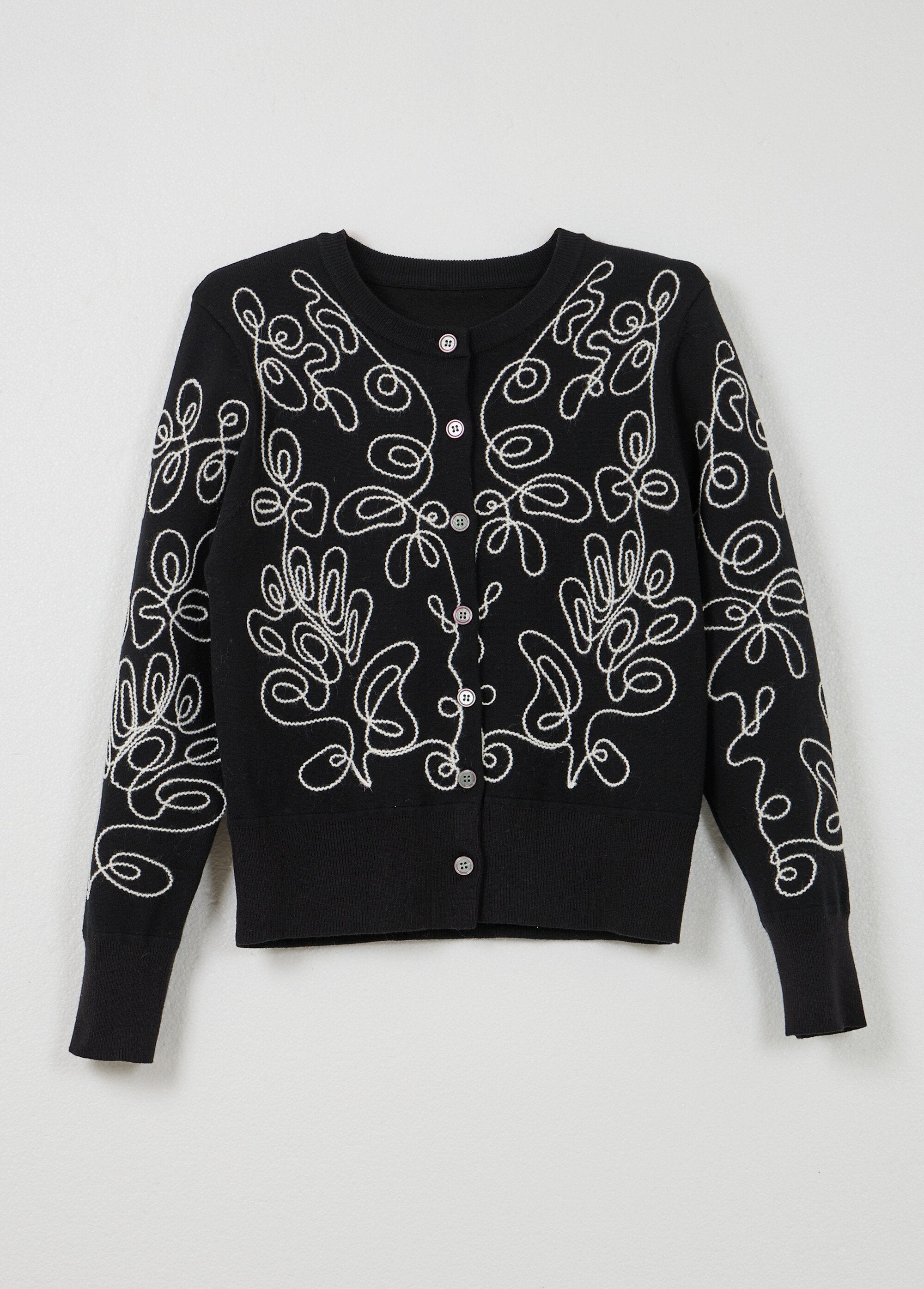 Colete_cardigan_curto_bordado_com_botões_Noir_et_ecru_AP1_slim