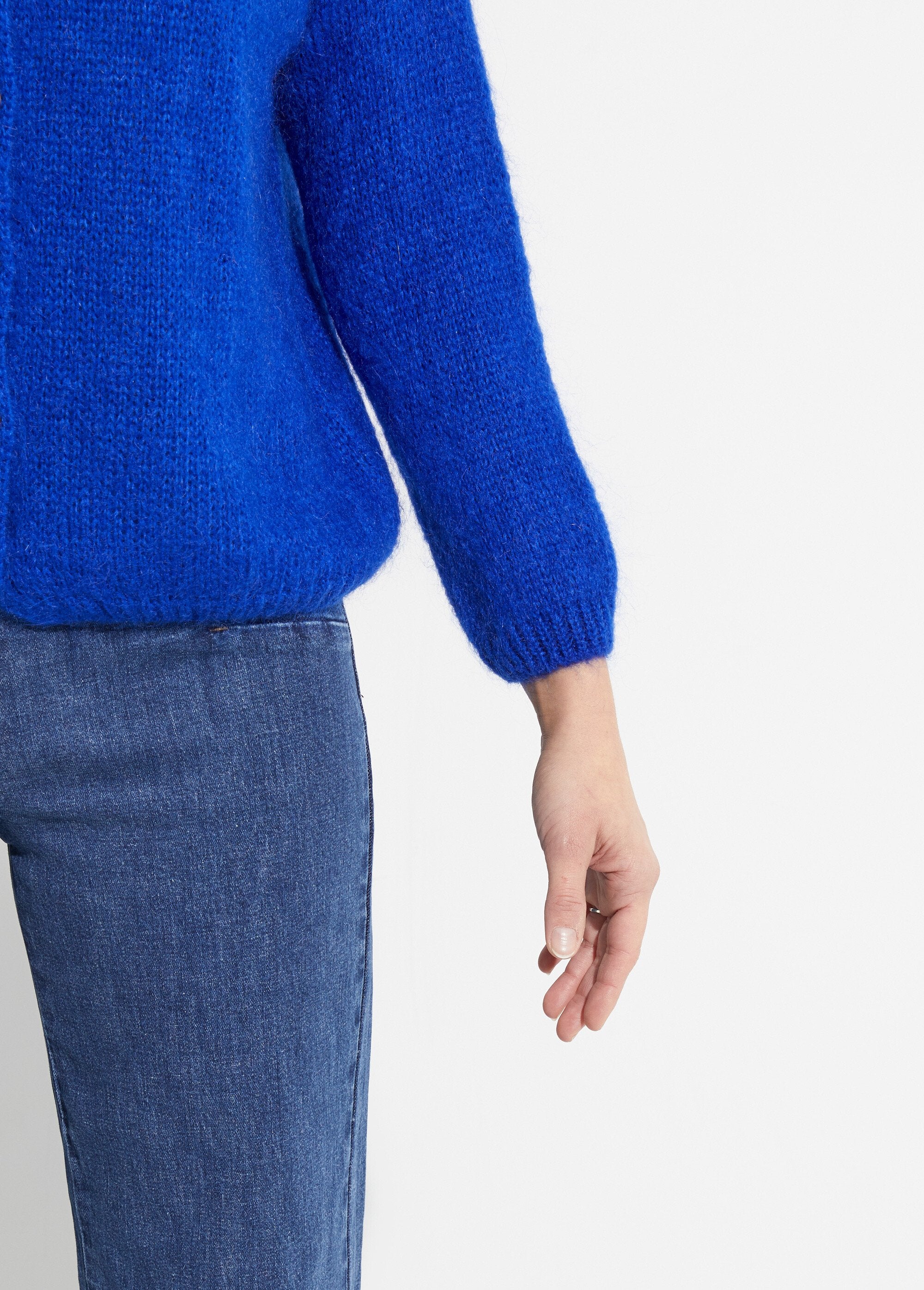 Gilet_chaud_col_V_en_maille_mohair_Bleu_dur_DE2_slim