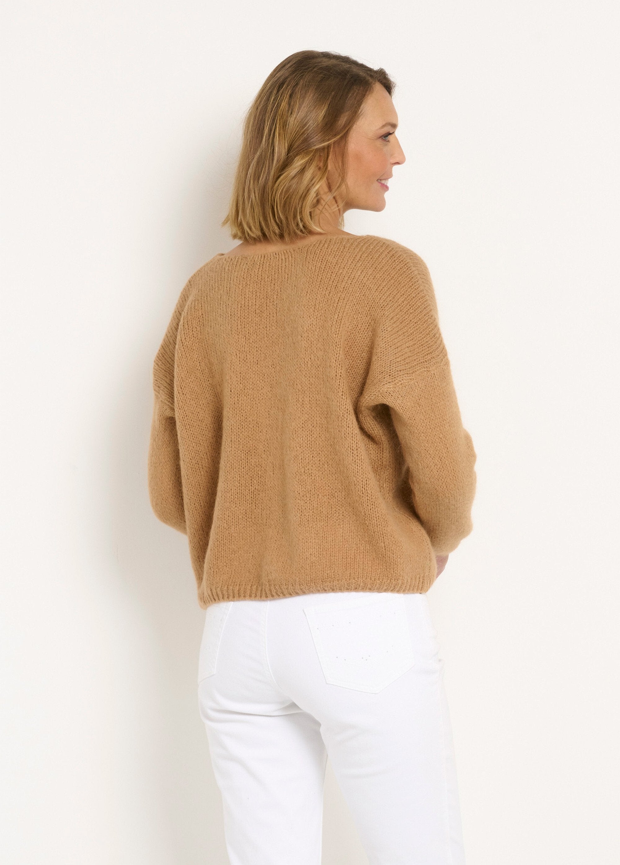 Colete_mohair_quente_com_decote_em_V_Camel_DO1_slim