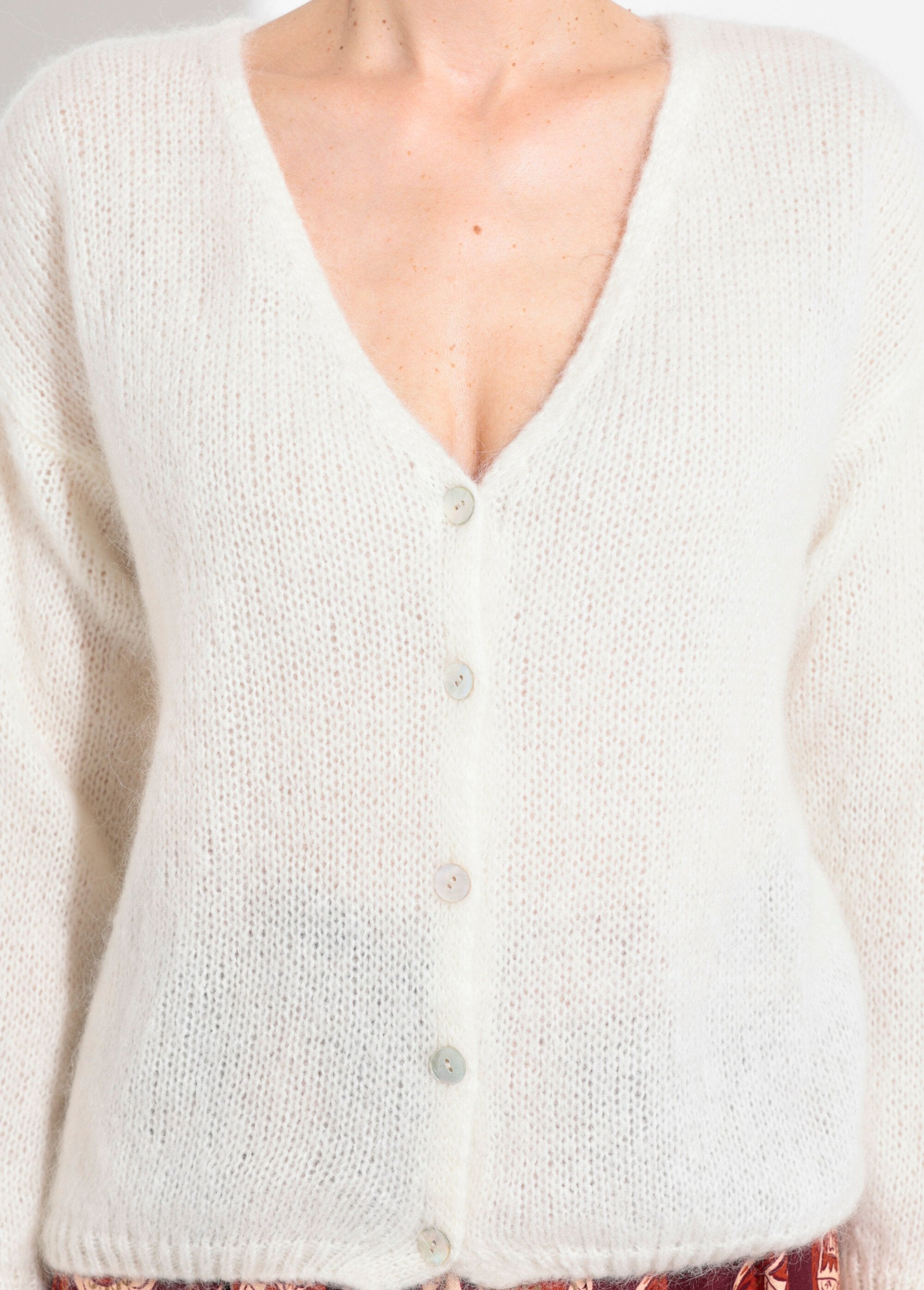 Cardigan_de_malha_mohair_quente_e_macio_com_decote_em_V_Ecru_DE1_slim