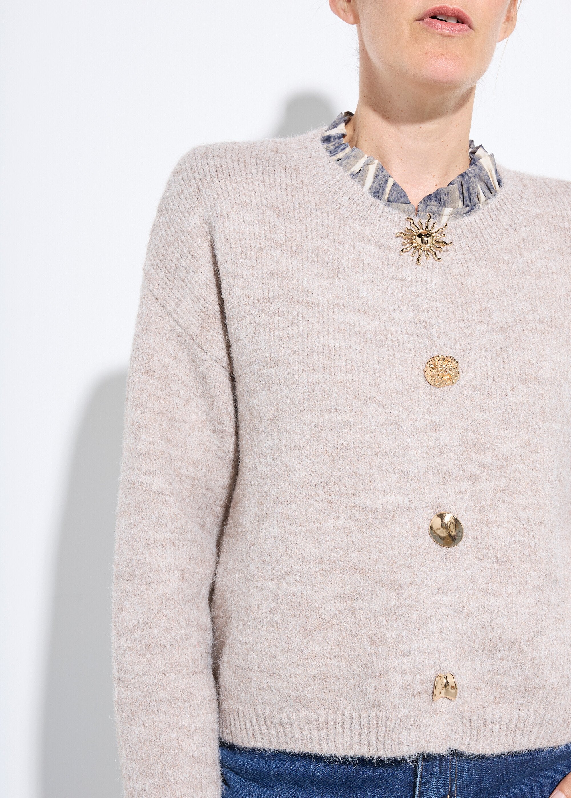 Casaco_de_gola_redonda_em_lã,_botões_de_metal_com_jóias_Beige_DE1_slim