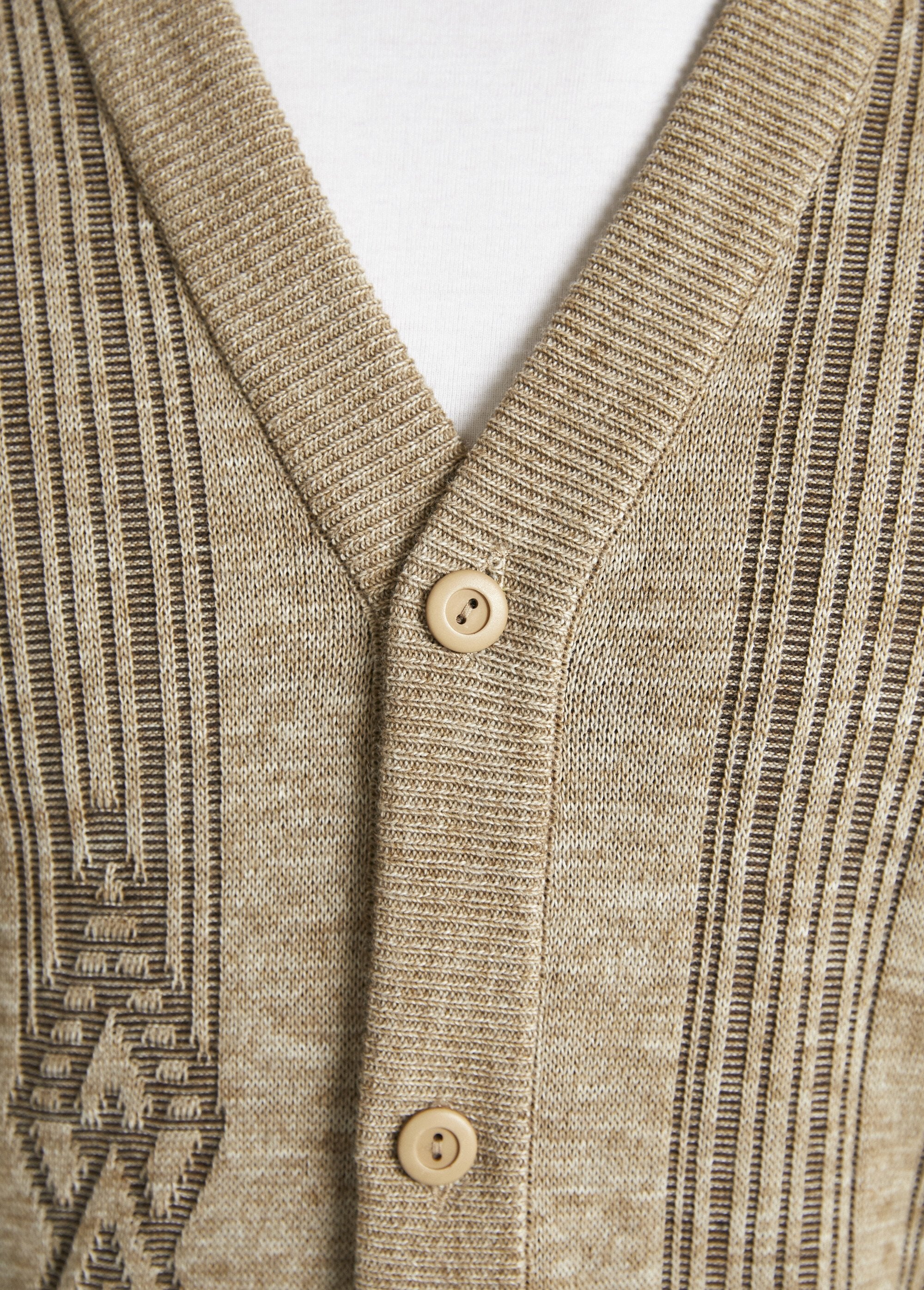 Cardigan_de_lã_com_decote_em_V_e_botões_de_manga_comprida_Chine_beige_DE2_slim