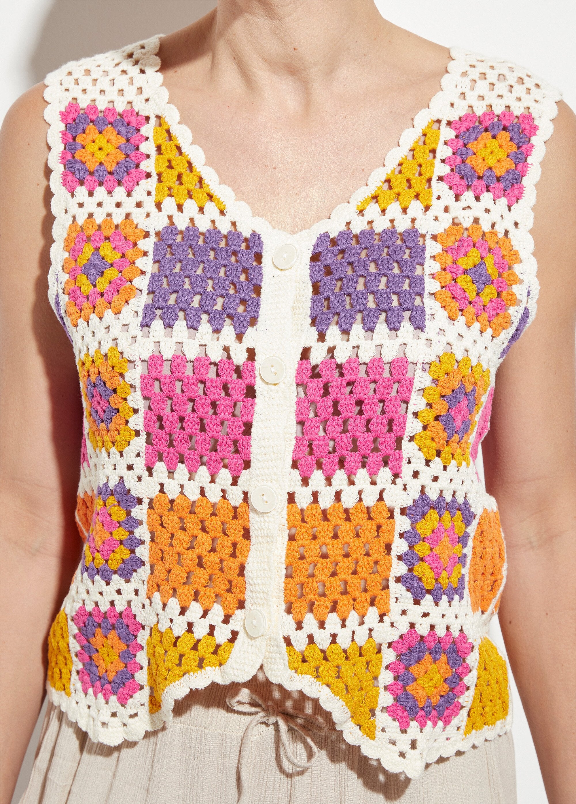 Cardigan_de_crochê_sem_mangas_com_decote_em_V_Rose_et_violet_DE1_slim