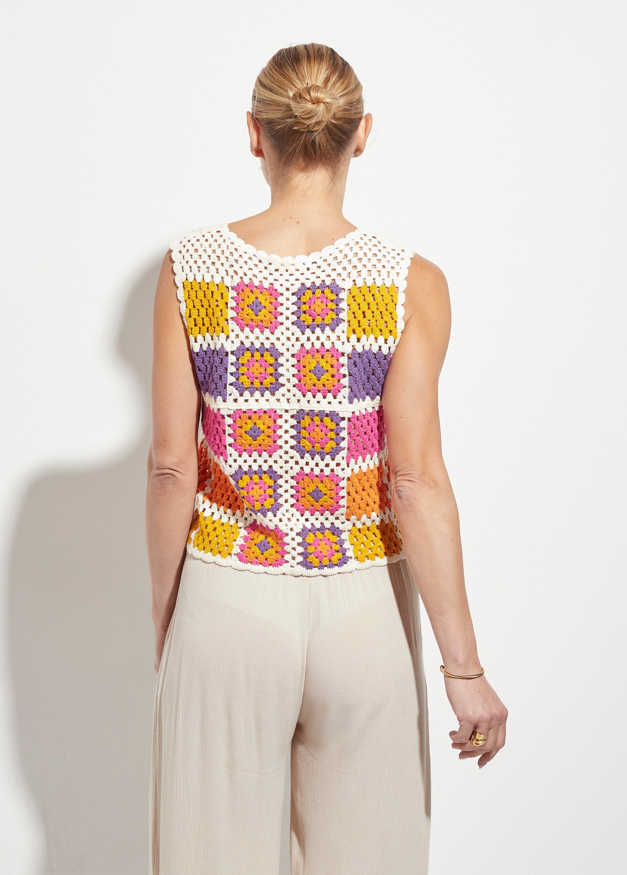 Cardigan_de_crochê_sem_mangas_com_decote_em_V_Rose_et_violet_DO1_slim