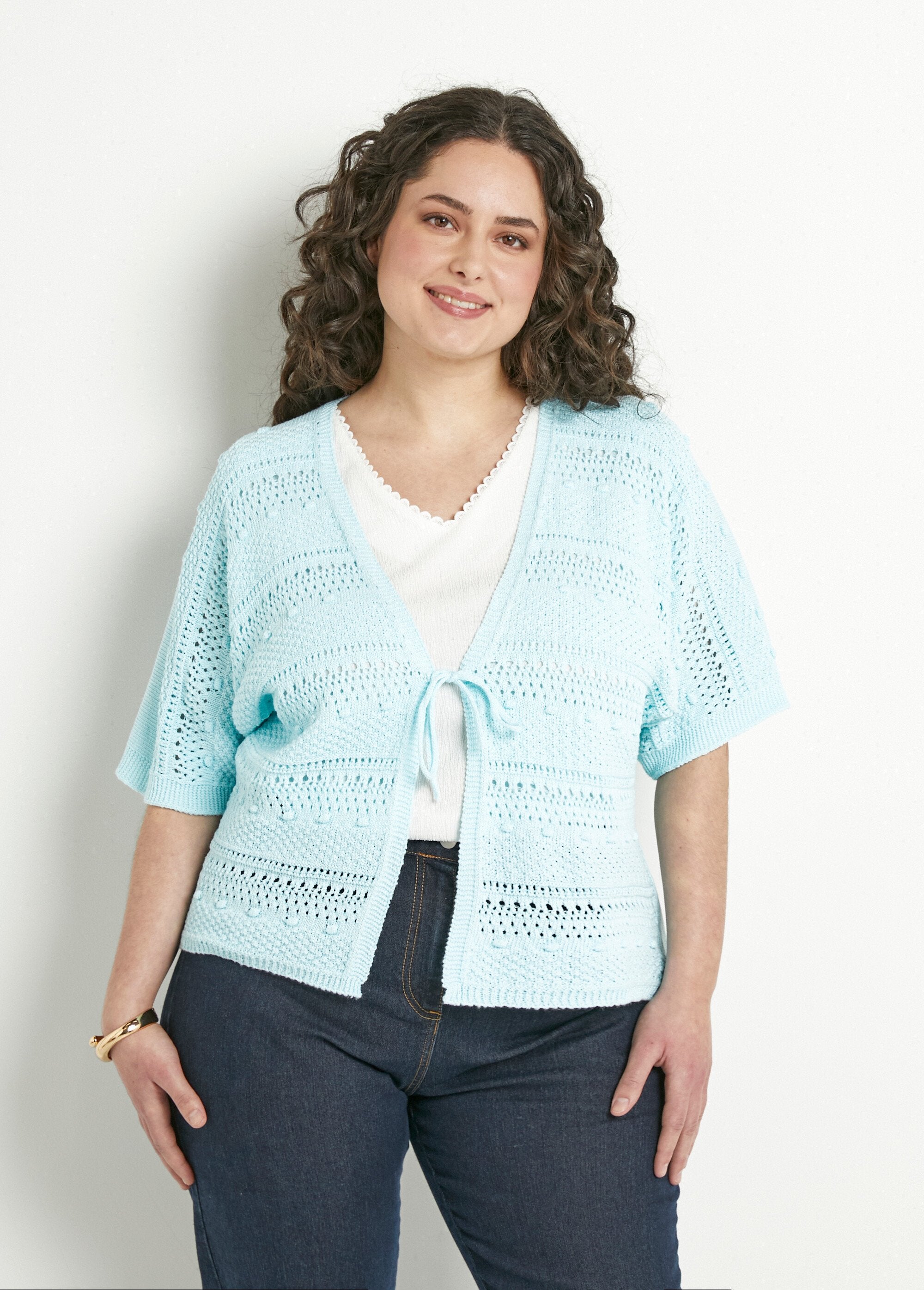 Colete_curto_vazado_com_decote_em_V_e_amarração,_mangas_curtas_Aqua_FA1_curvy