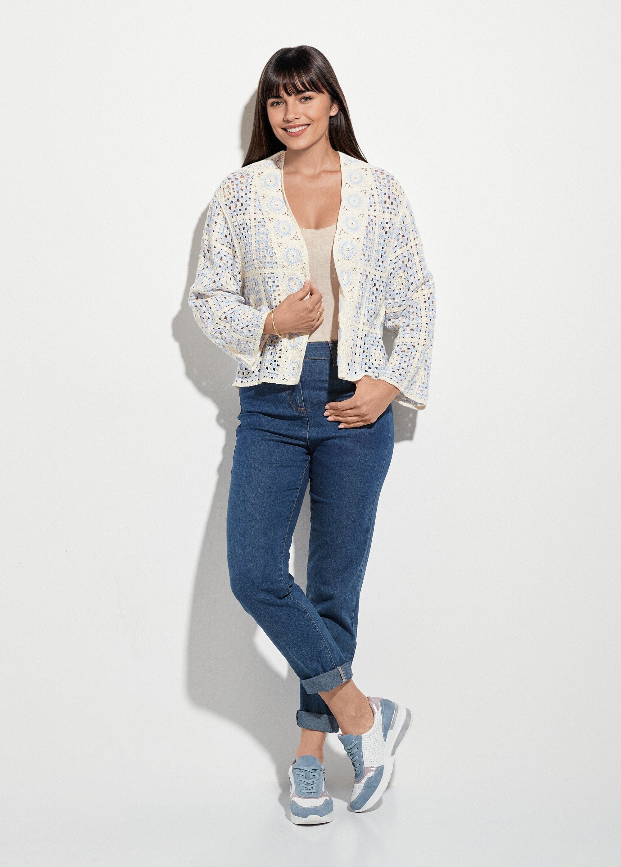 Cardigan_curto_de_crochê_de_ponta_a_ponta_Ecru_et_bleu_ciel_SF1_slim