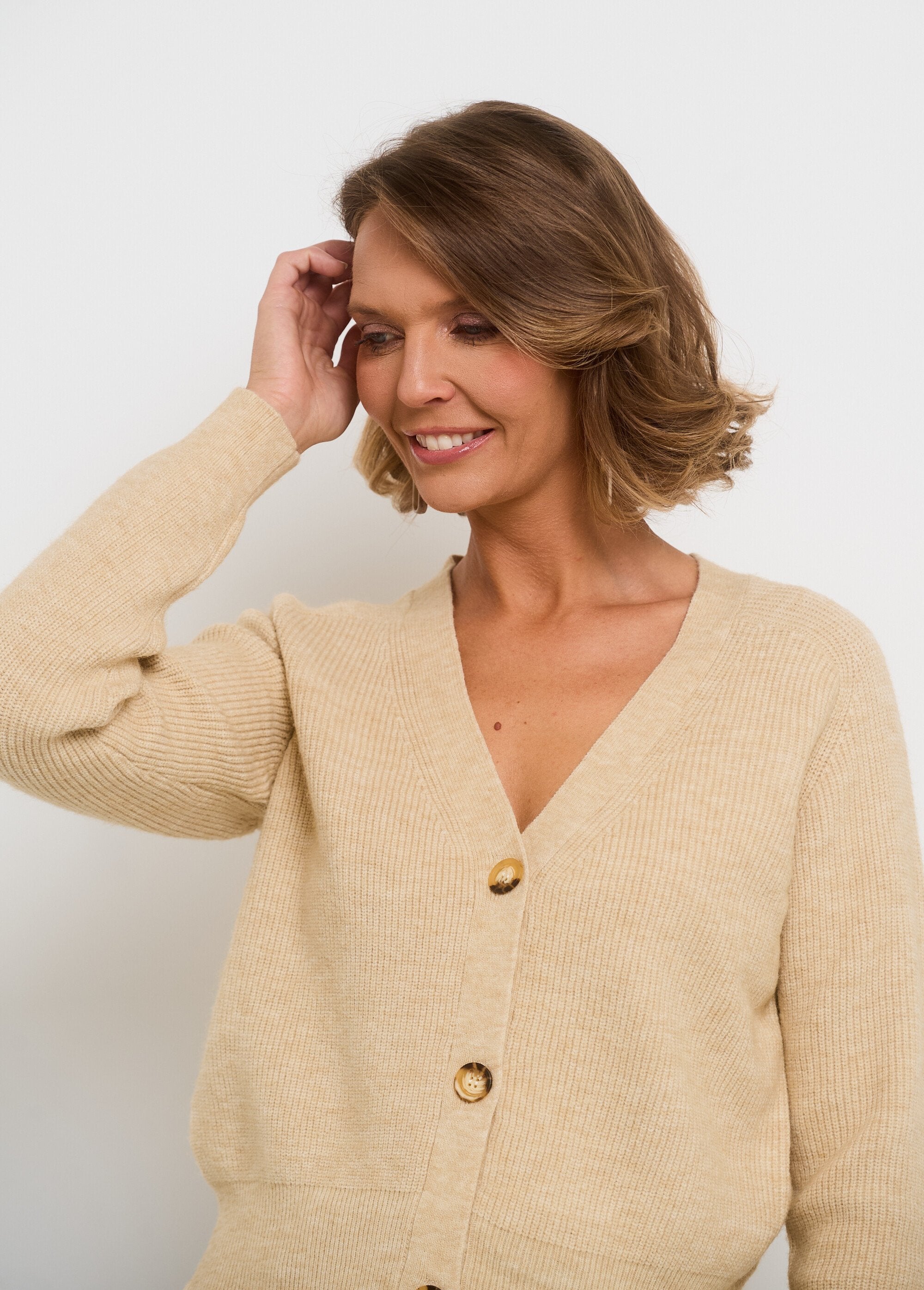 Cardigan_curto_com_decote_em_V_e_botões_contrastantes_Beige_DE2_slim