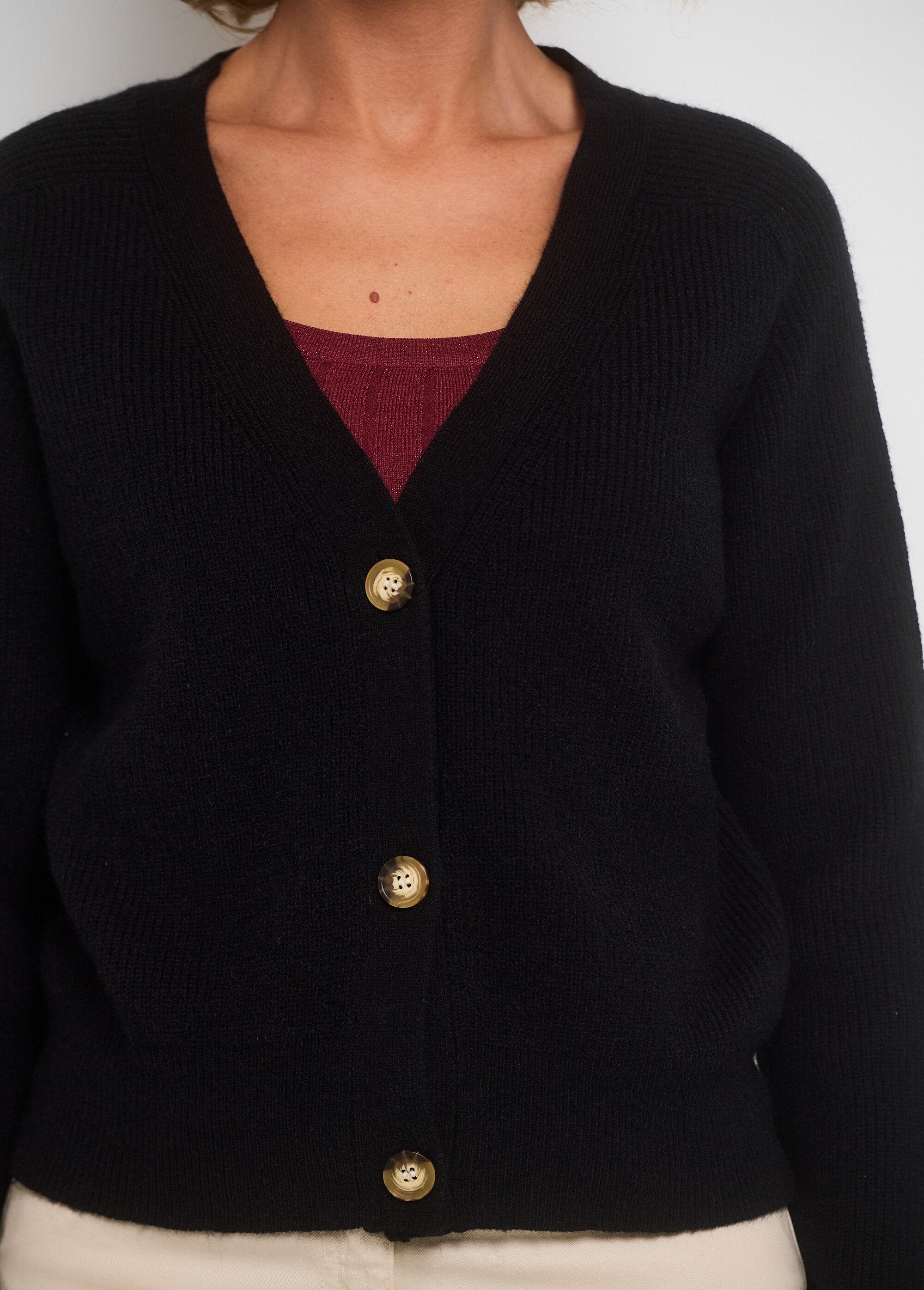 Cardigan_curto_com_decote_em_V_e_botões_contrastantes_Noir_DE1_slim