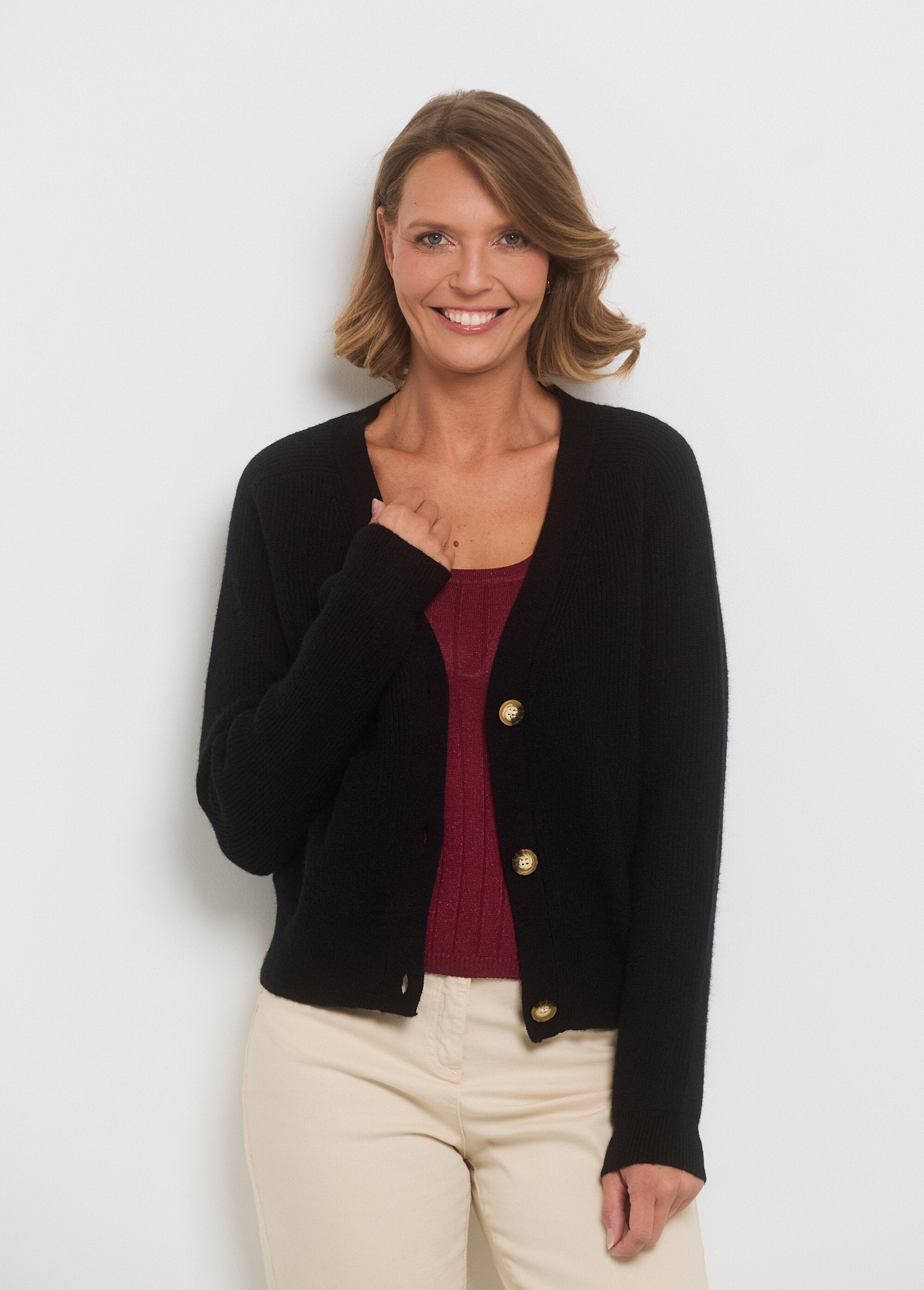 Cardigan_curto_com_decote_em_V_e_botões_contrastantes_Noir_FA1_slim