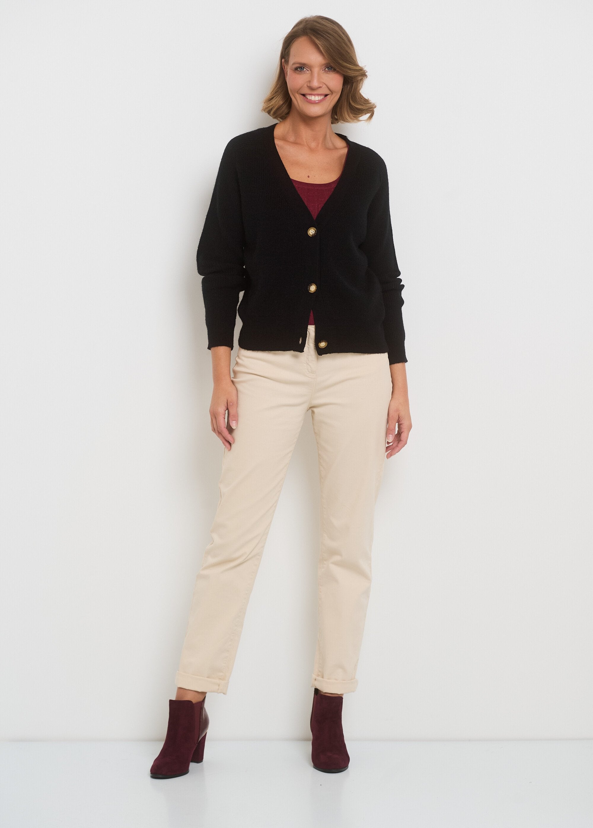 Cardigan_curto_com_decote_em_V_e_botões_contrastantes_Noir_SF1_slim