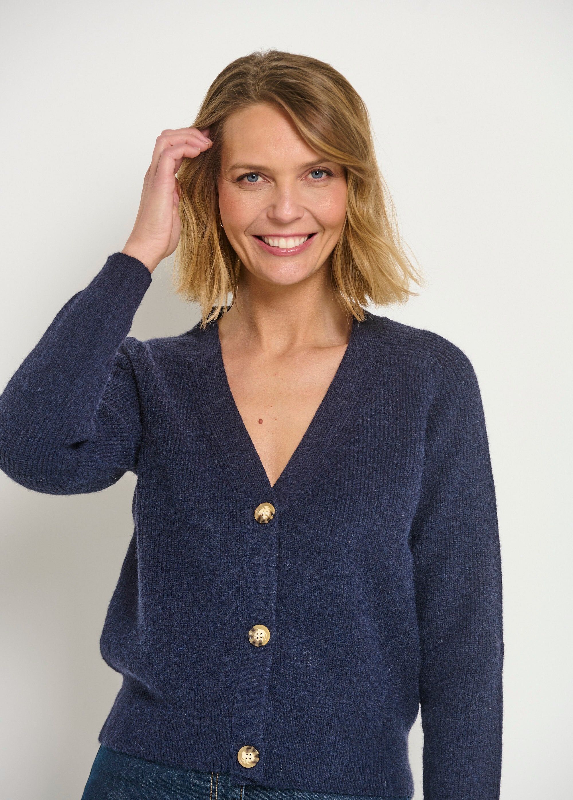 Cardigan_curto_com_decote_em_V_e_botões_contrastantes_Marine_DE1_slim