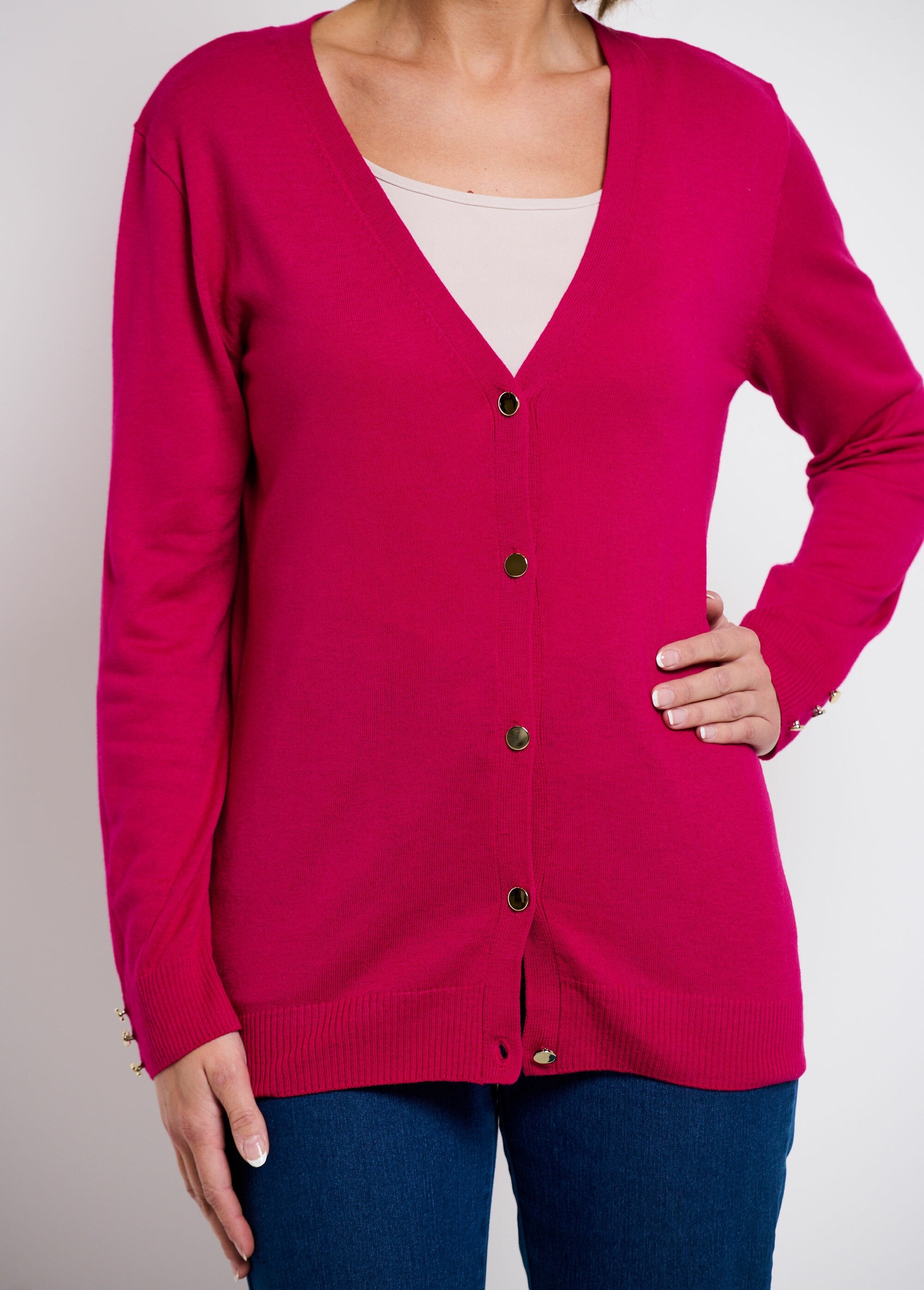 Cardigan_fino_com_decote_em_V_e_botões_em_jersey_liso_com_lã_merino_Cassis_DE1_slim